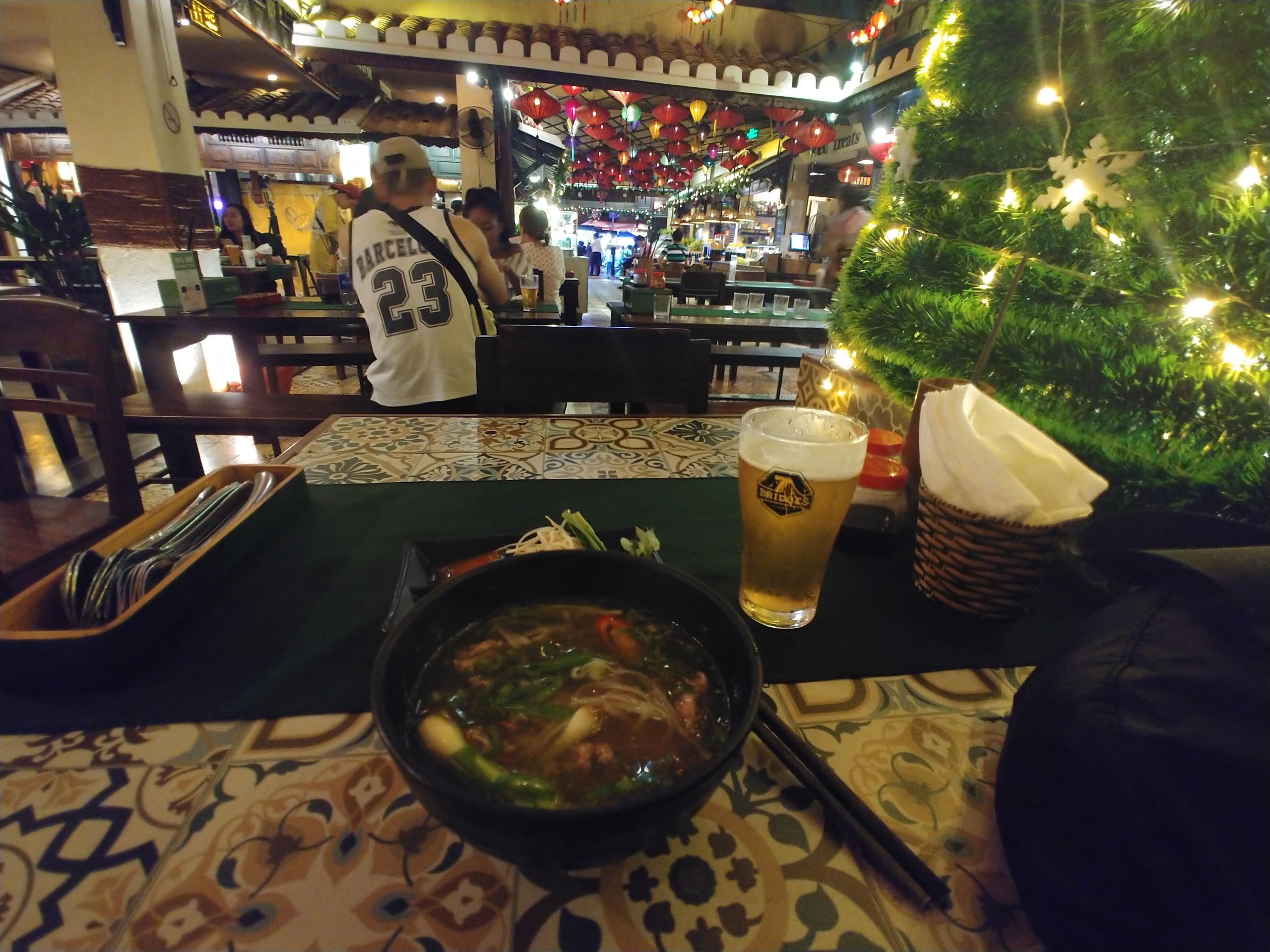 Vy's Market Restaurantの麺とビール