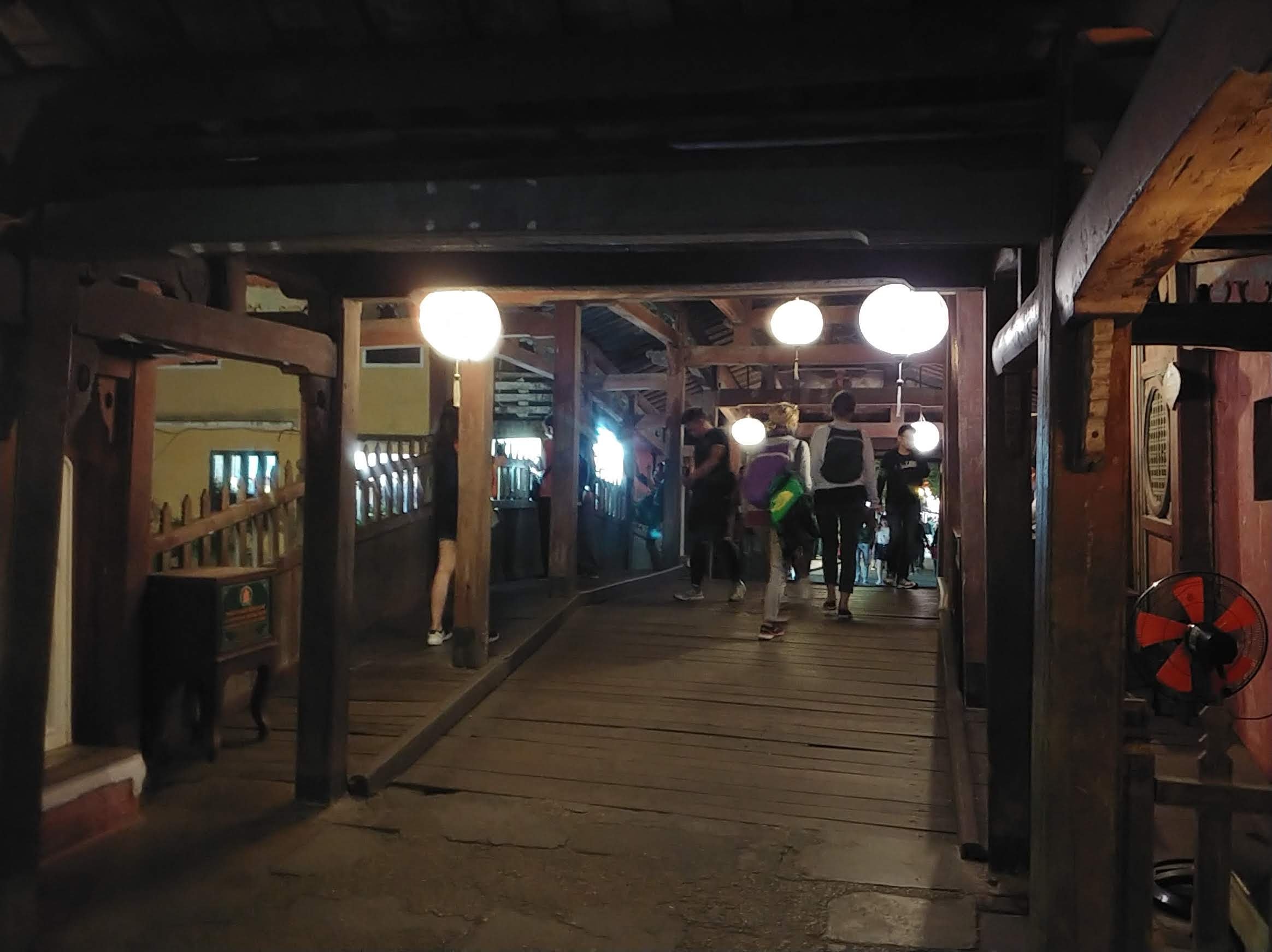 夜の日本橋の中