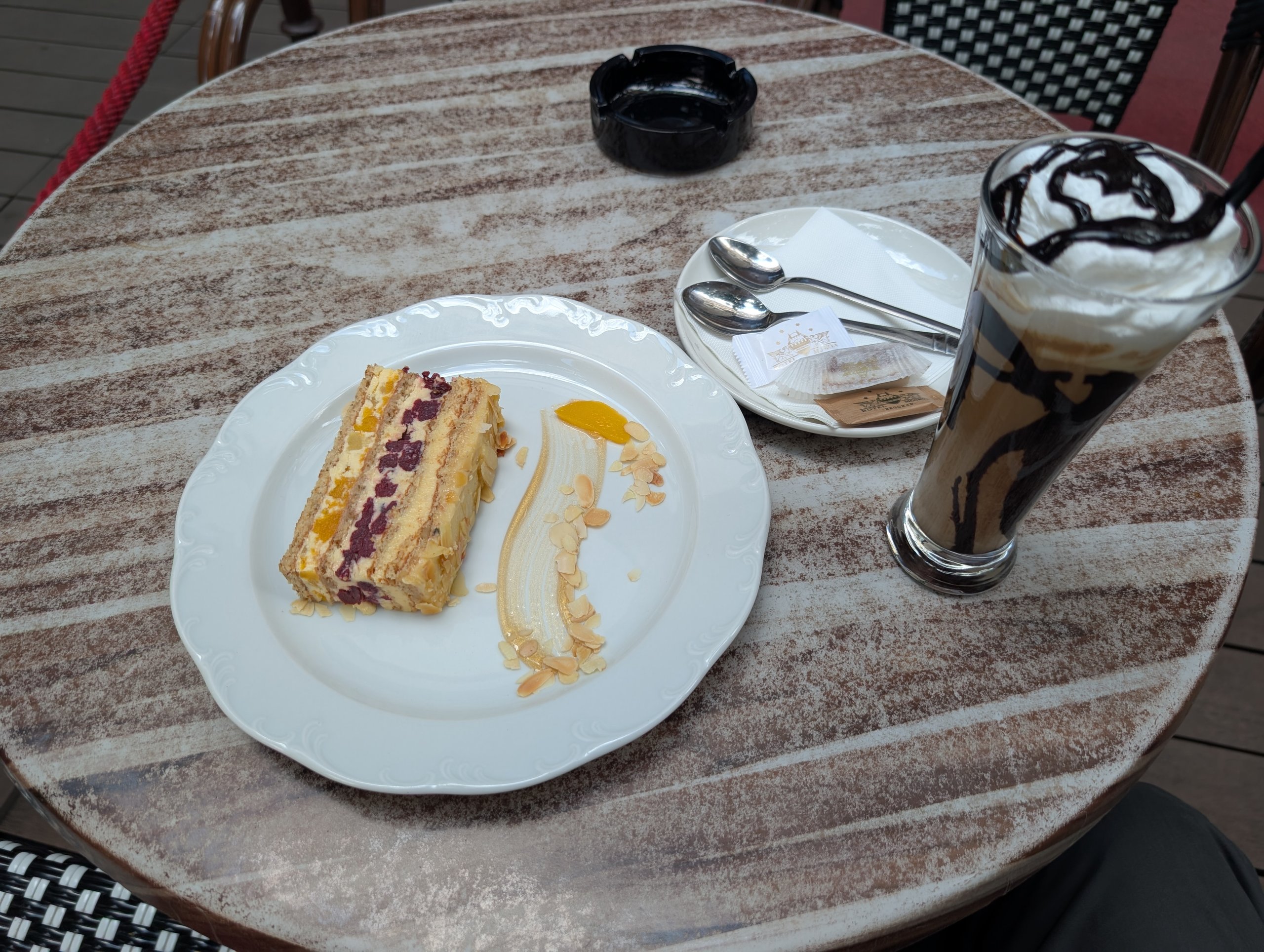 層になったケーキと、アイスの入ったコーヒー