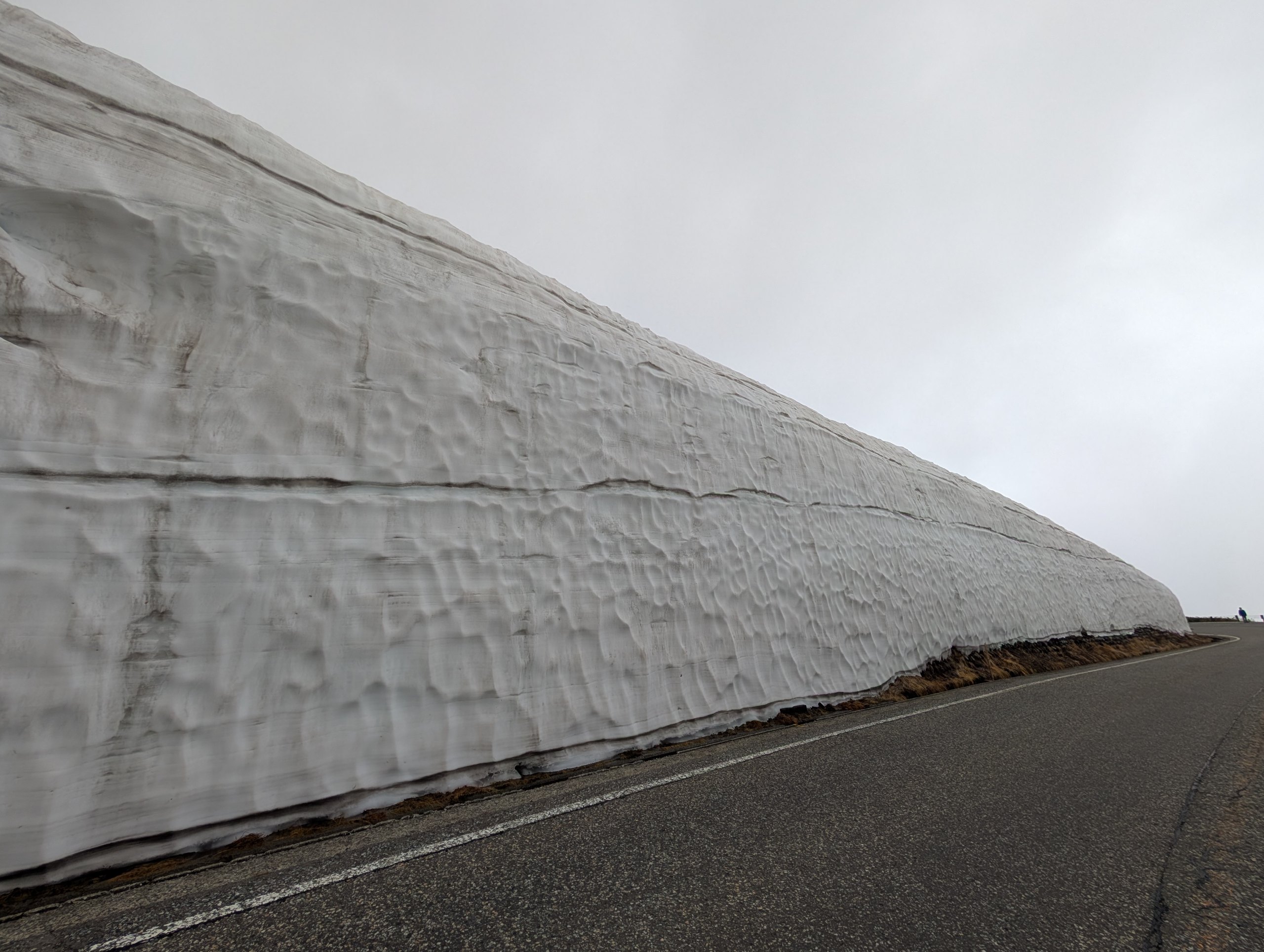 道の横にそびえる、雪の大谷の雪の壁