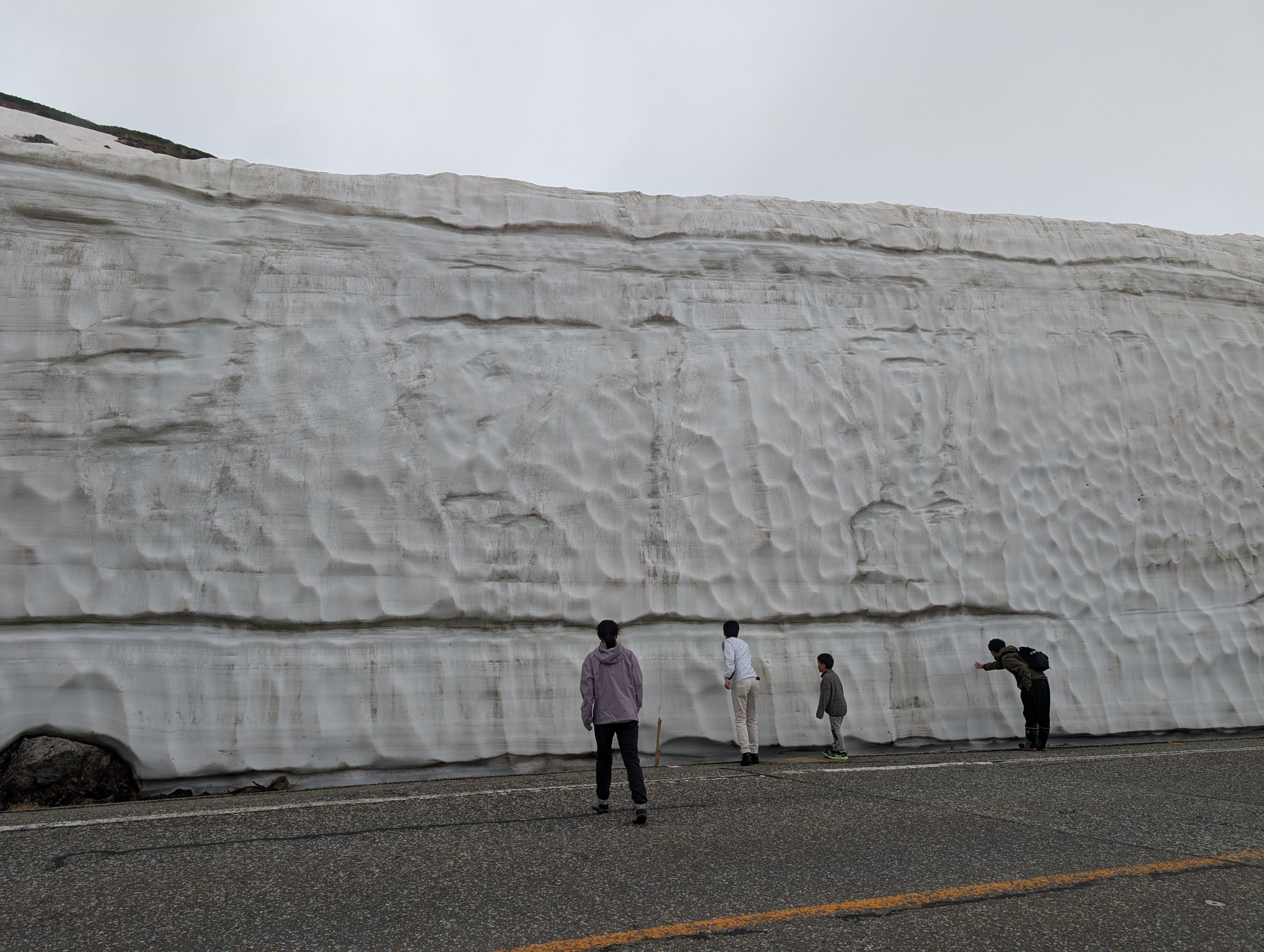 道に沿って続く、雪の大谷の雪の壁