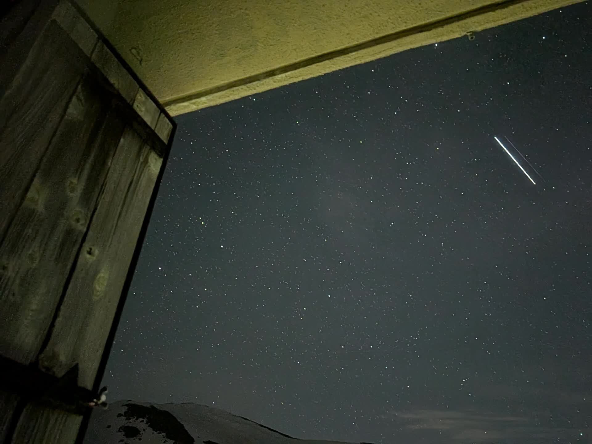 ホテル立山の軒下から撮った星空と、右上を横切る白い光の筋