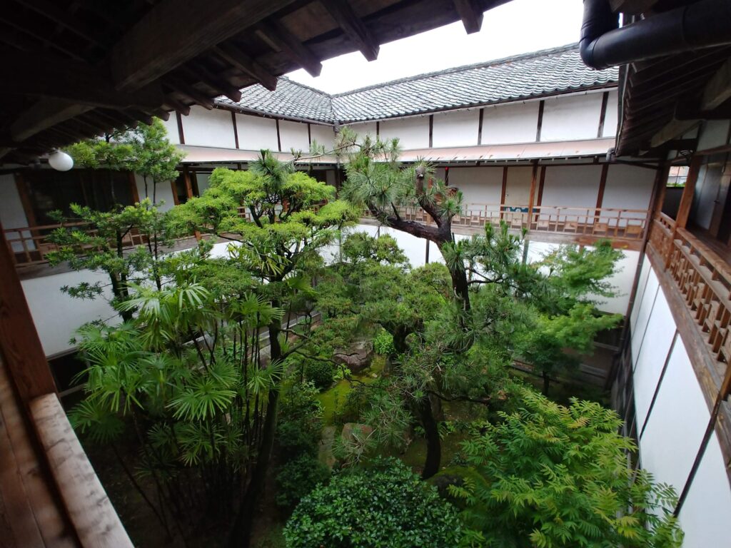 芳和荘の回廊から見下ろす中庭
