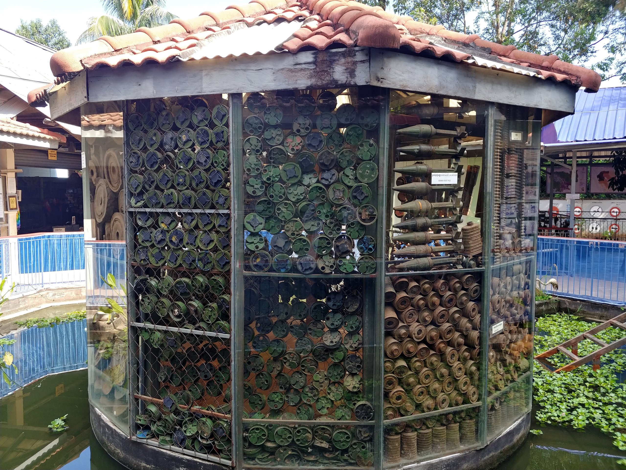 アキ・ラー地雷博物館の展示（取り除かれた地雷）