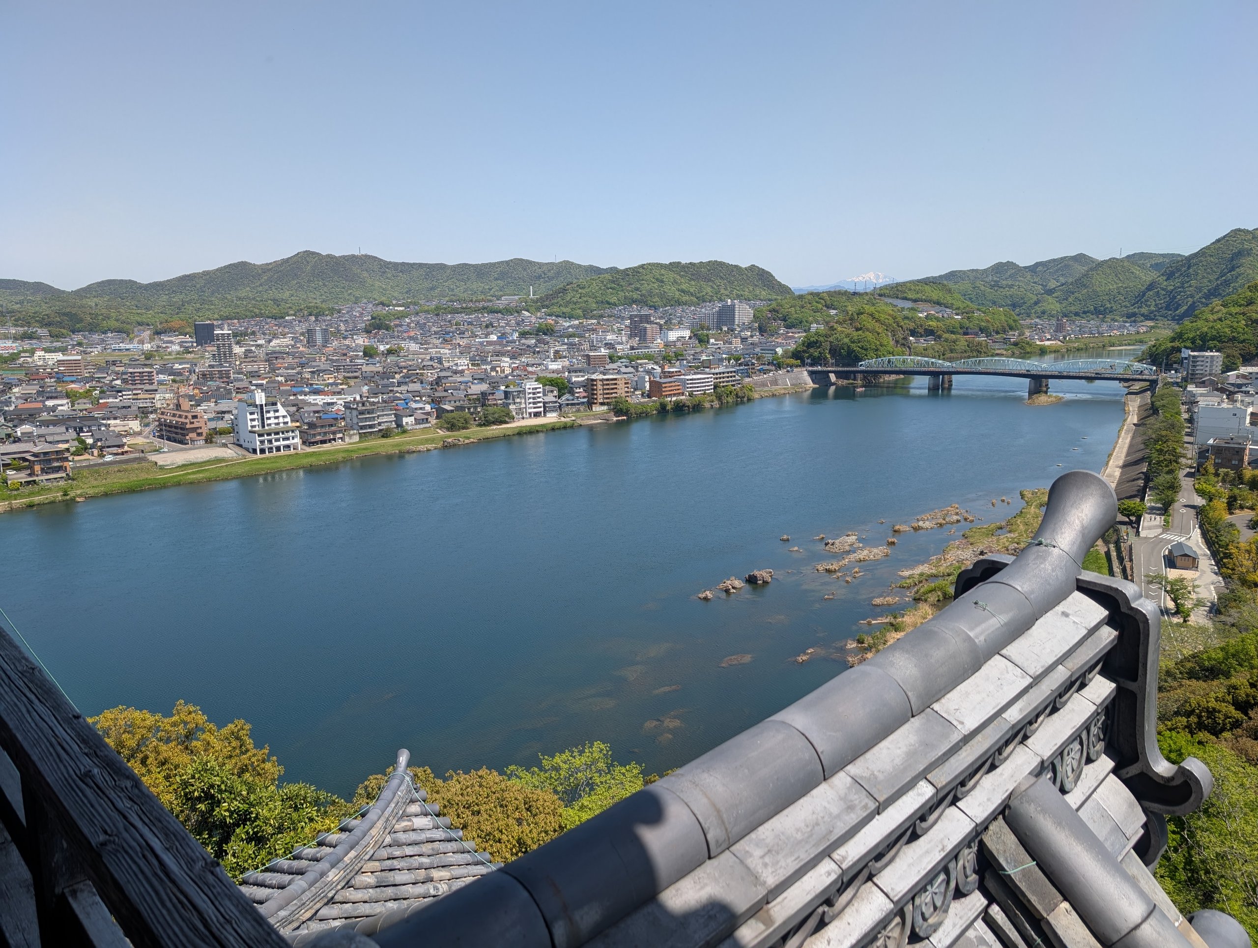天守の屋根の向こうに広がる、木曽川と遠くの山
