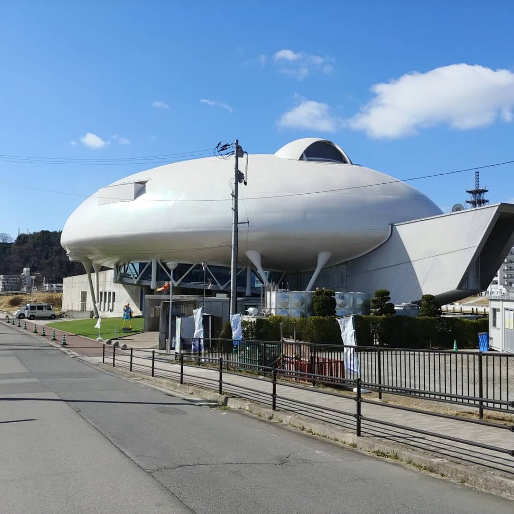 川の中州に建つ、白い宇宙船のような石ノ森萬画館