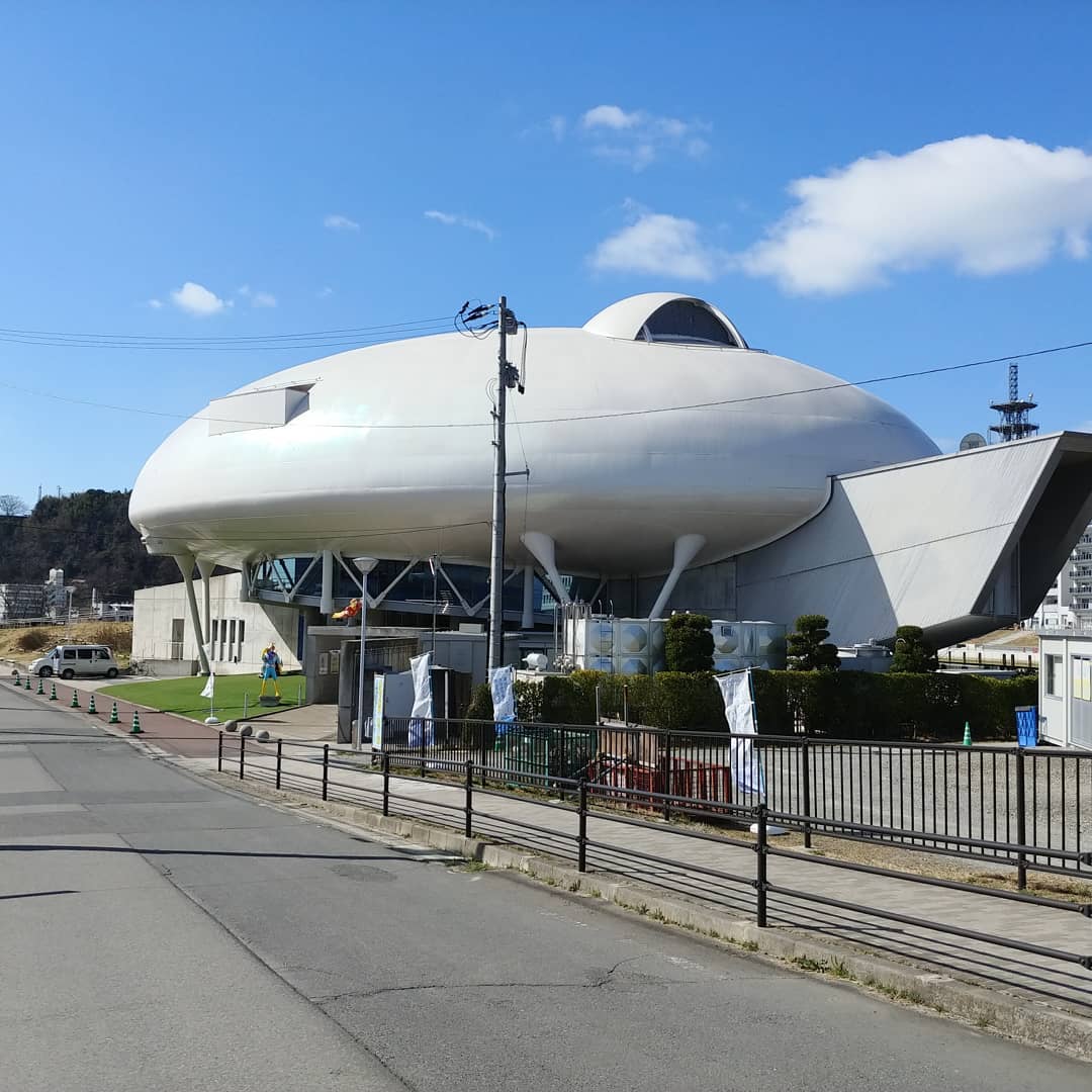 川の中州に建つ、白い宇宙船のような石ノ森萬画館
