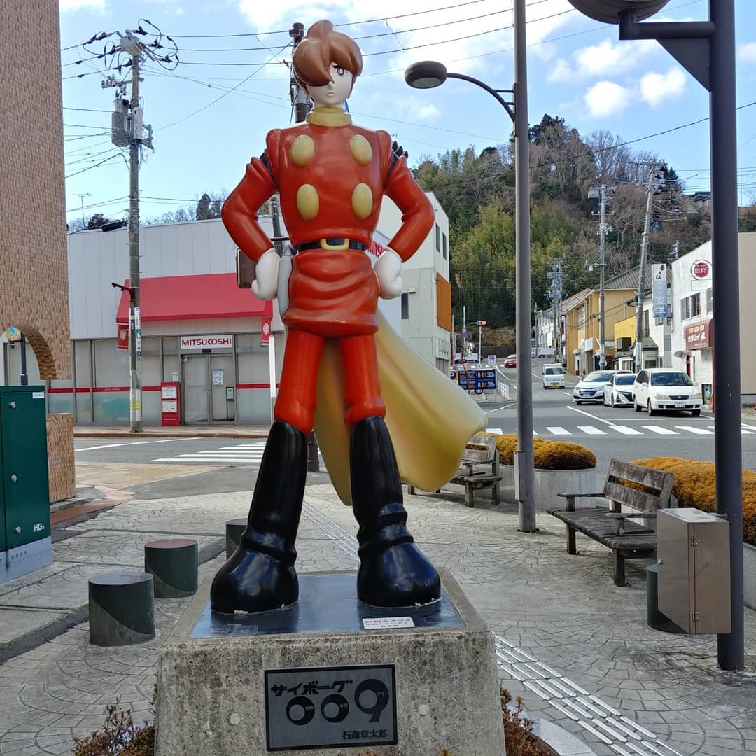 石巻の街角に立つ、サイボーグ009のキャラクター像