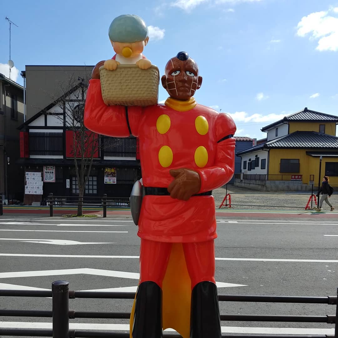 石巻の通りに立つ、サイボーグ009のキャラクター像