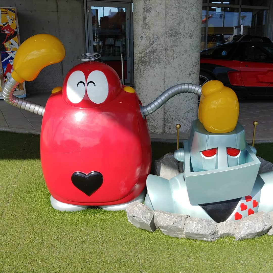 石ノ森萬画館の前に置かれた、赤いロボットのキャラクター像