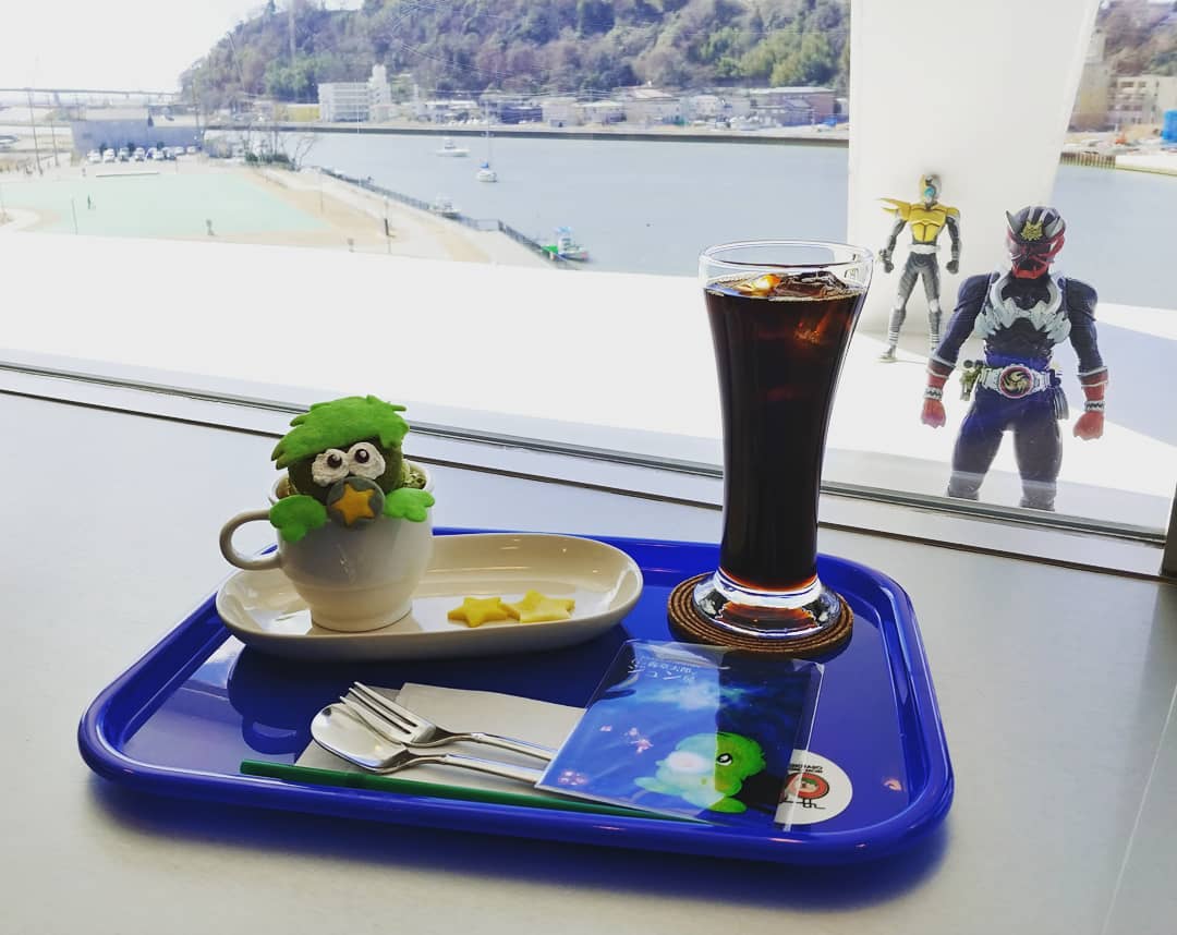 石ノ森萬画館のカフェのアイスコーヒーとケーキ、窓の外の川