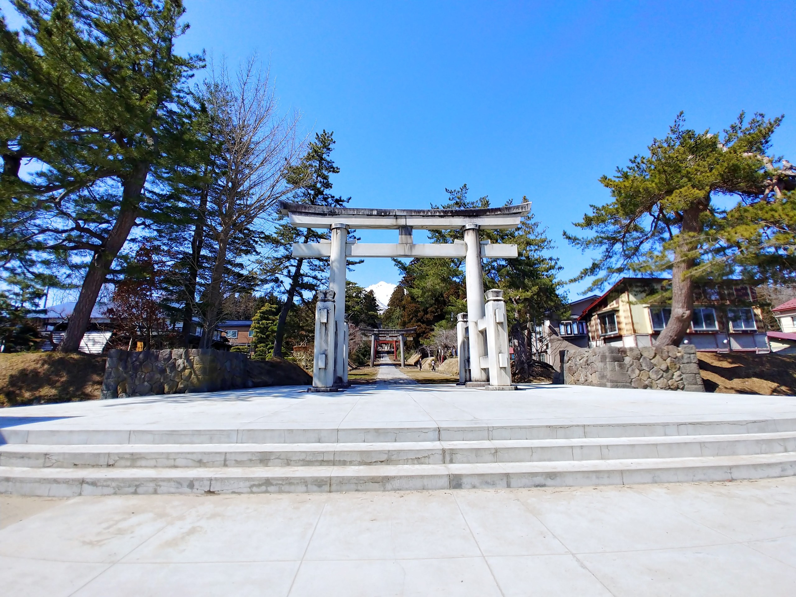 岩木山神社の入口の大きな石の鳥居