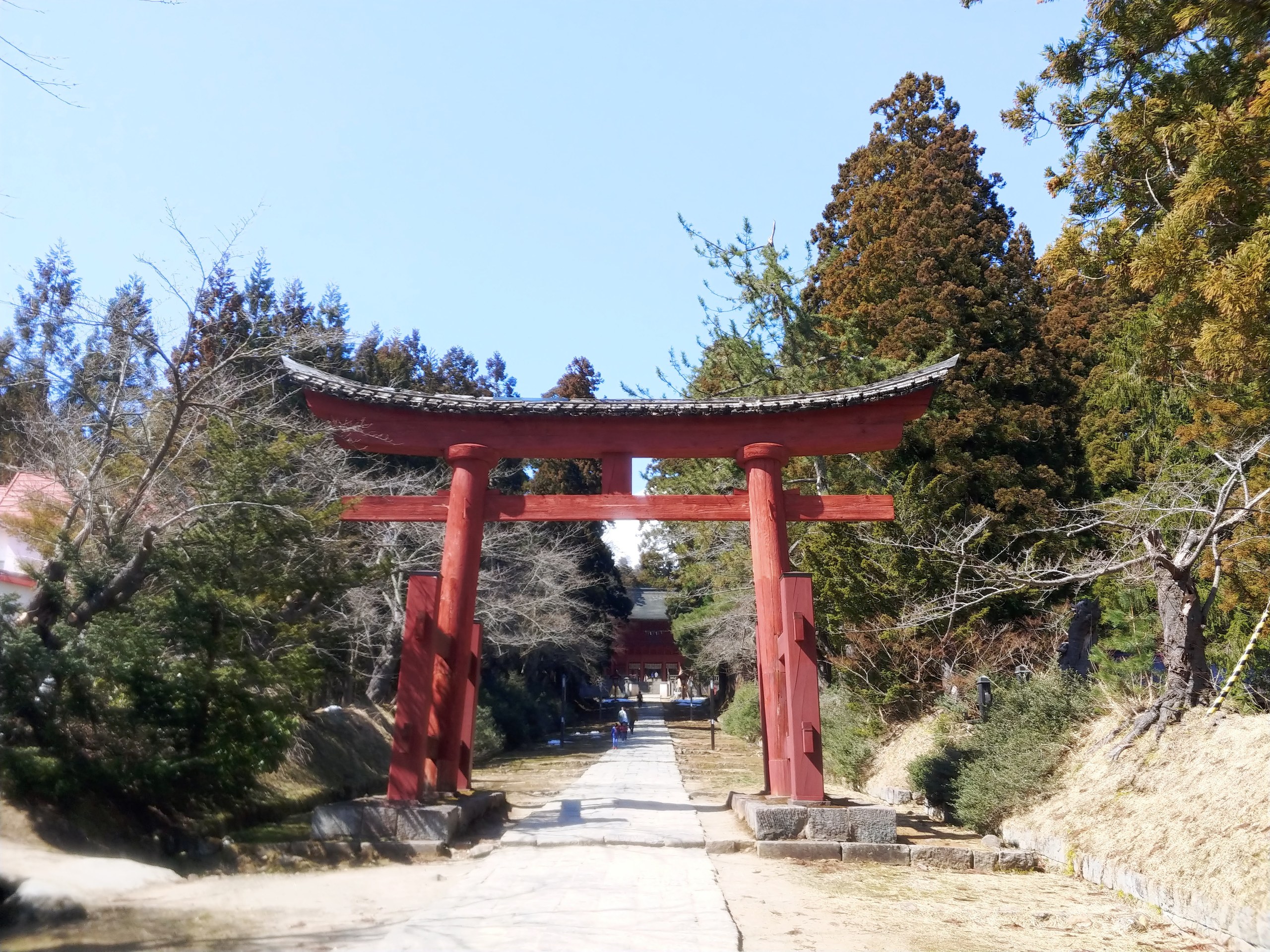 参道の途中に立つ朱色の鳥居