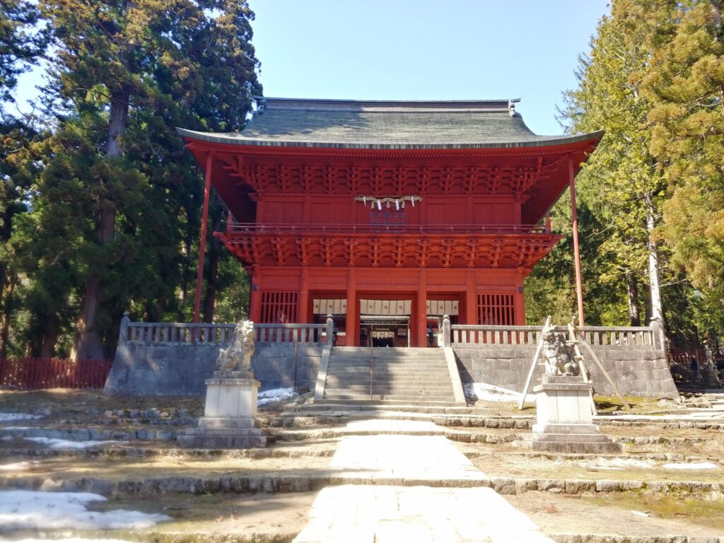 青空の下の朱色の楼門