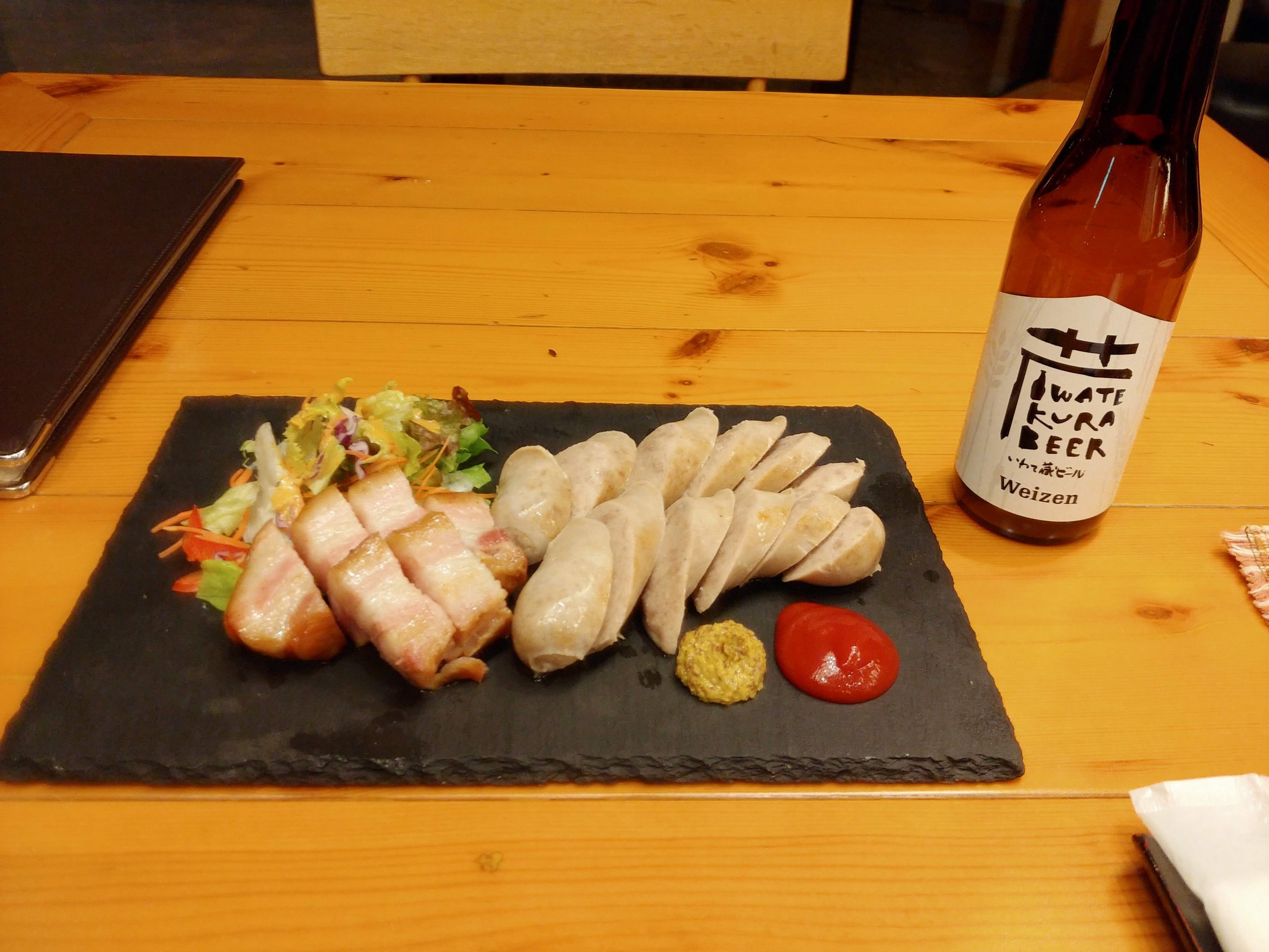 白金豚の料理とビール
