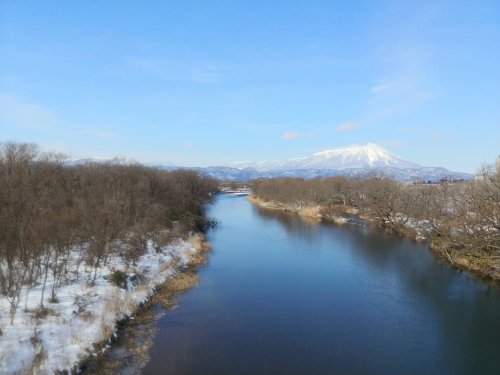 川の向こうに見える岩手山