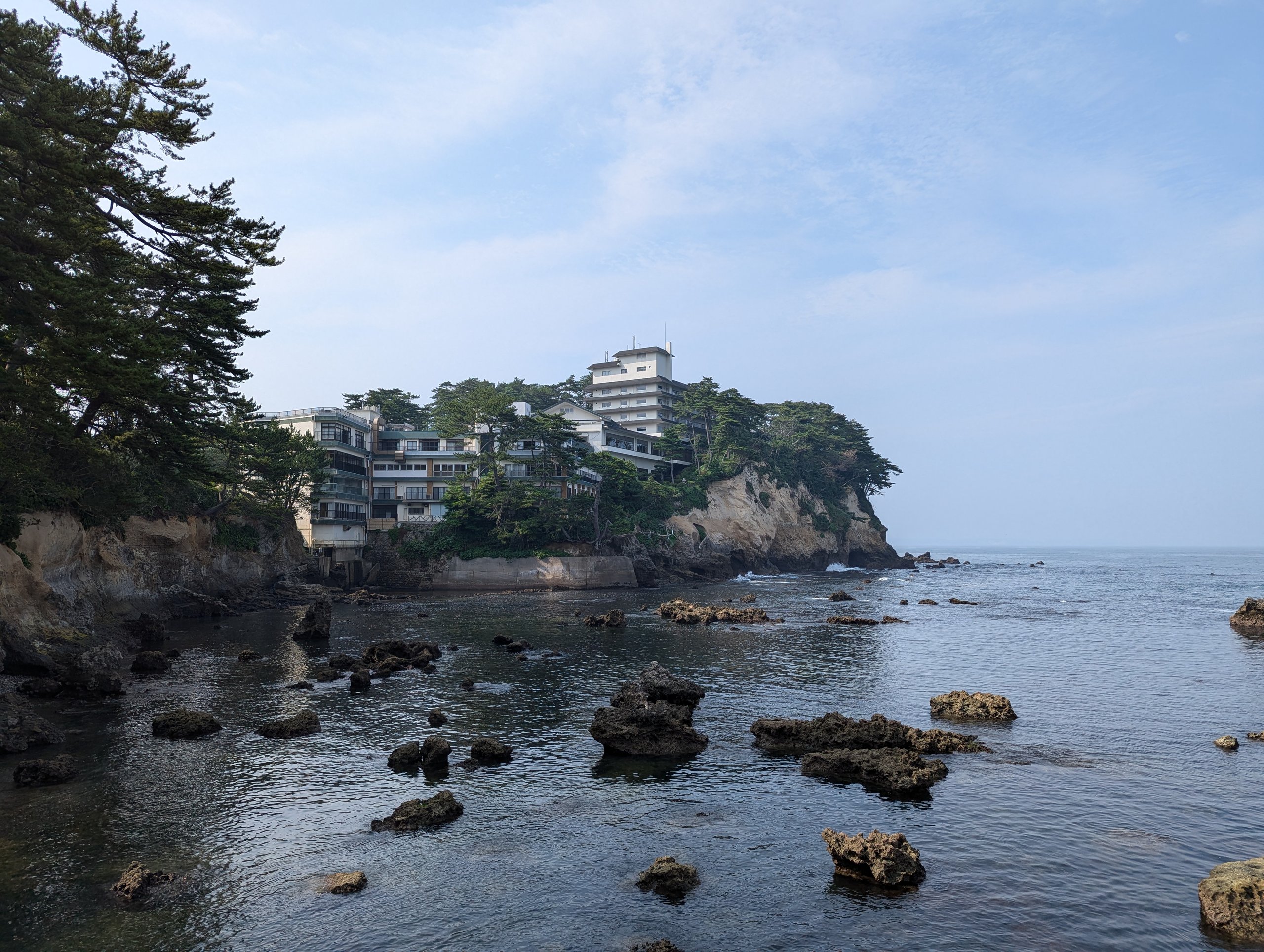 海に突き出した崖の上に建つ、宿の建物