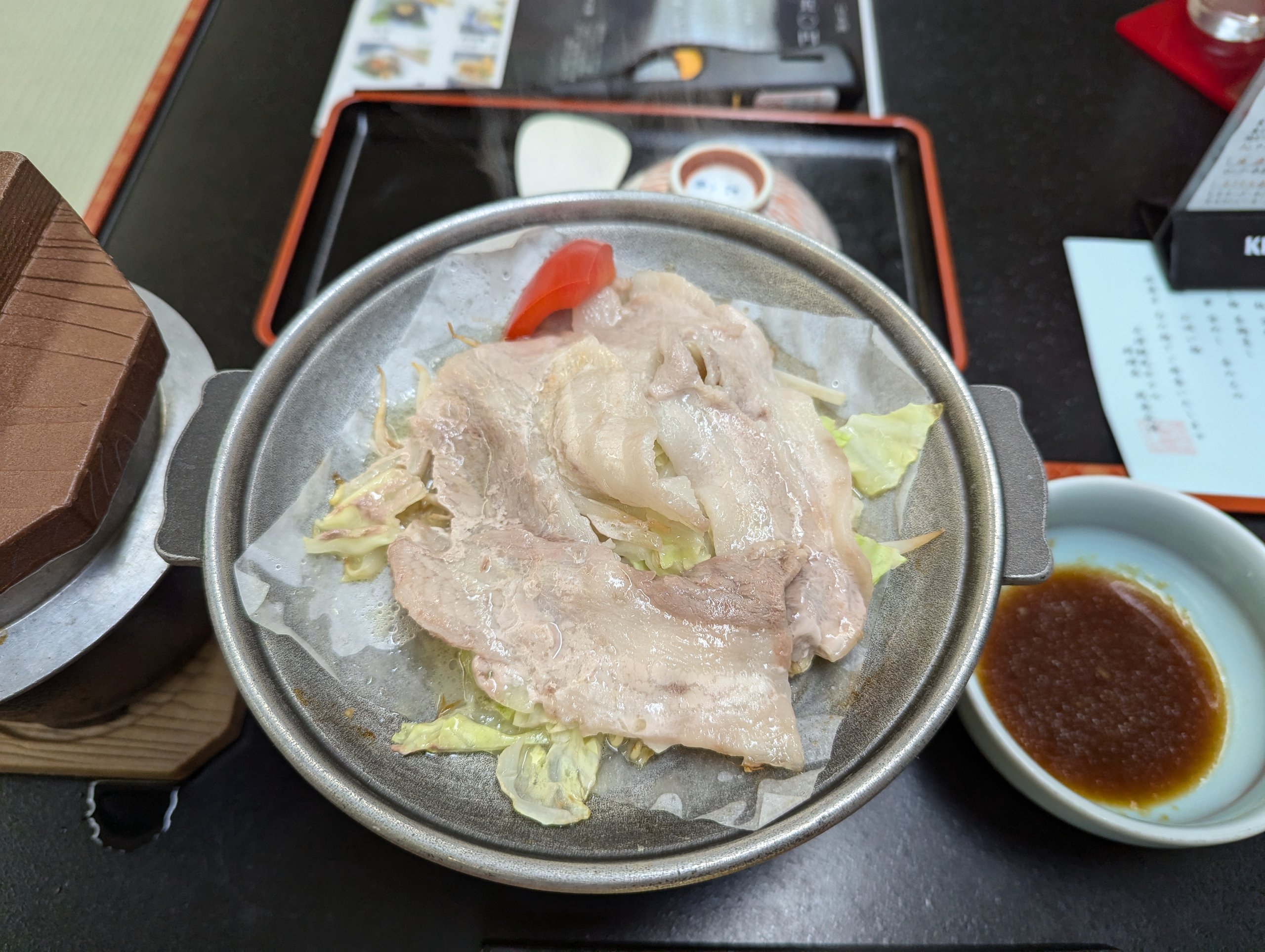 鉄板の上で焼かれる、豚肉とキャベツ
