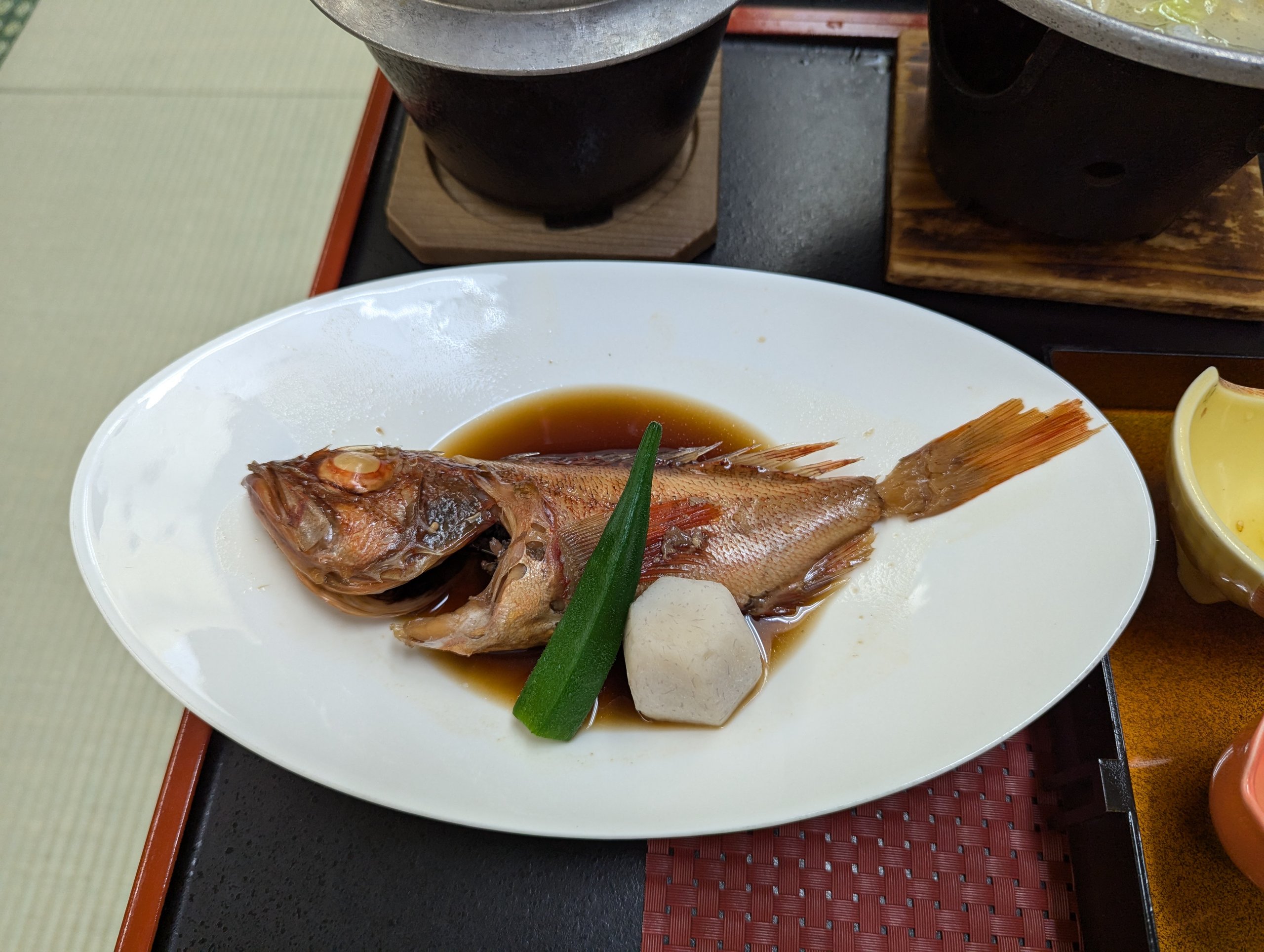 白い皿に盛られた、魚の煮付け