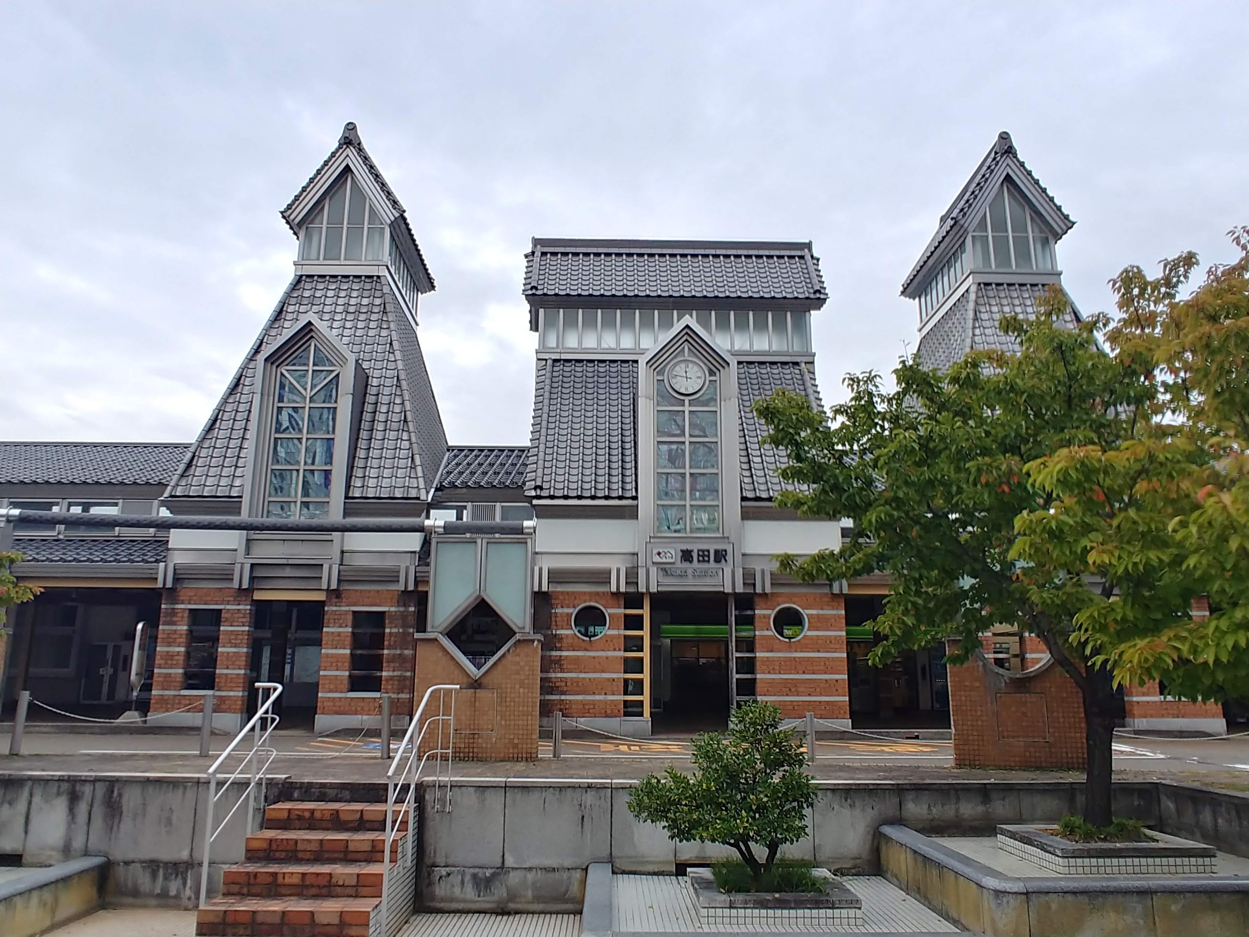 高田駅の駅舎