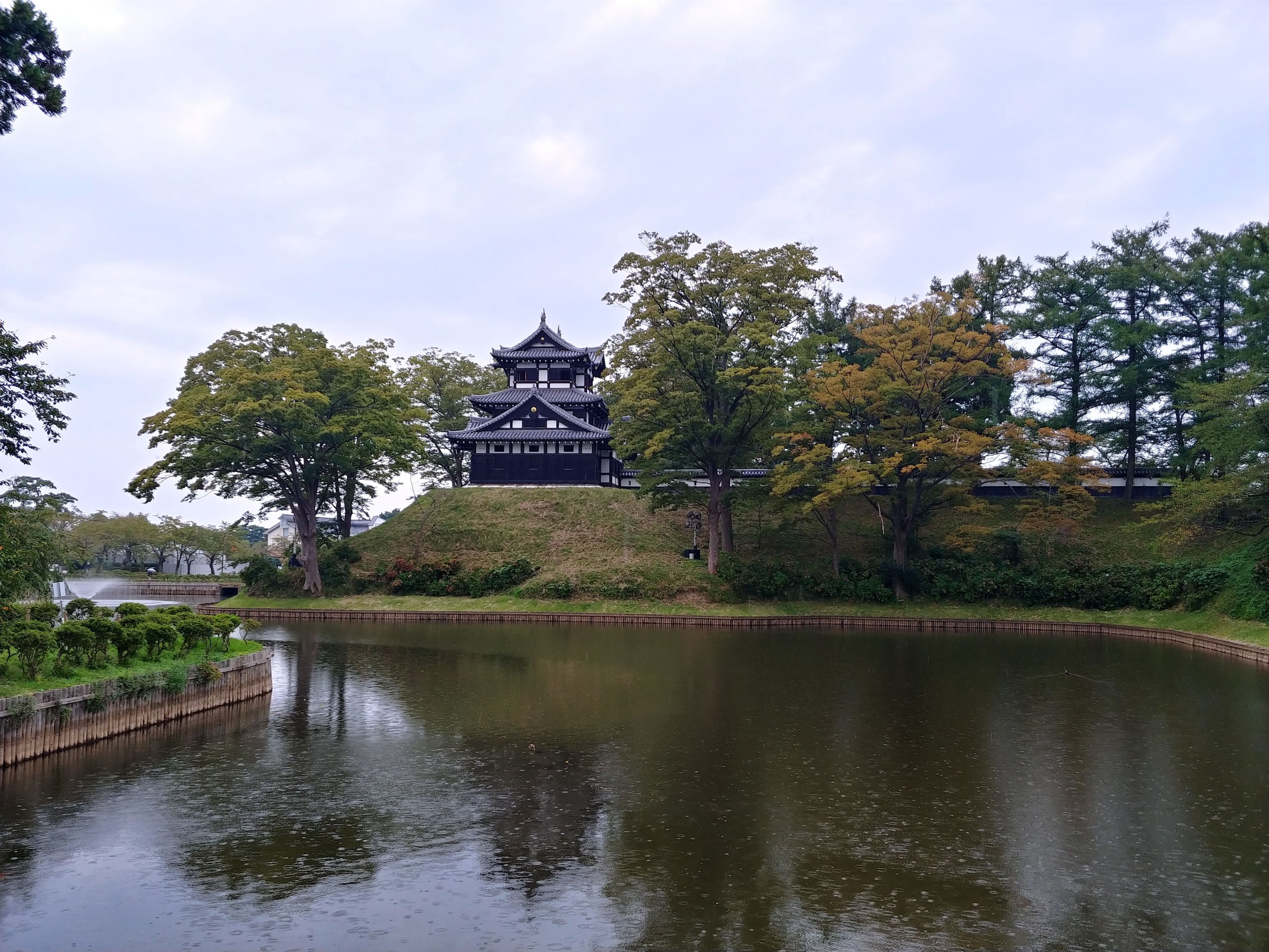 高田公園のお堀と三重櫓