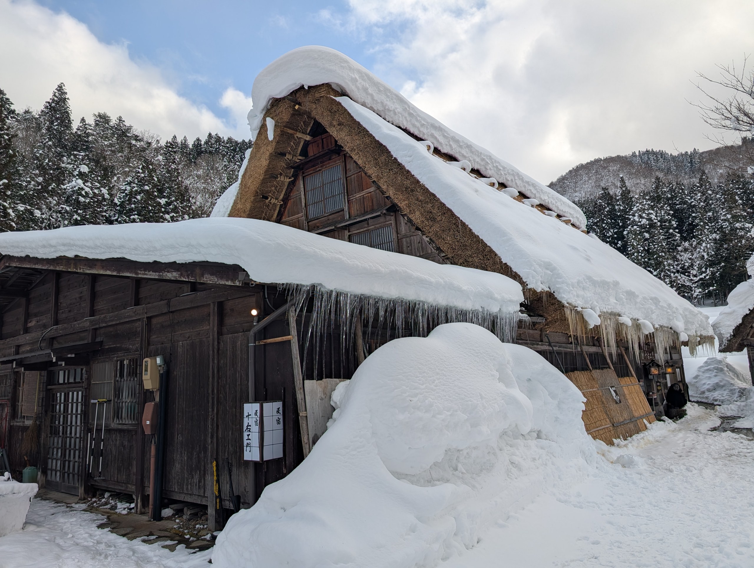 雪に埋もれそうな、茅葺きの合掌造り