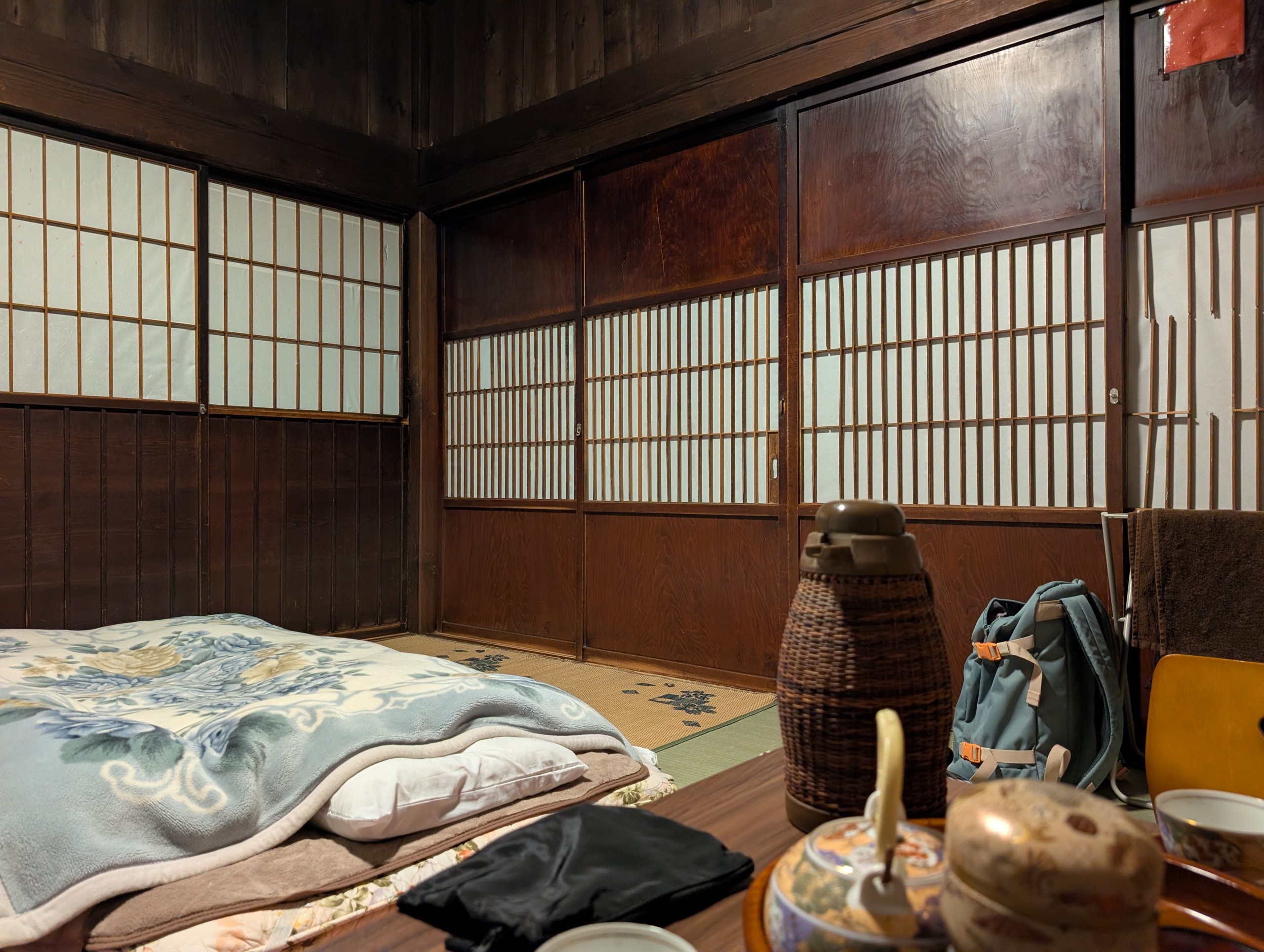 障子に囲まれた、布団の敷かれた部屋