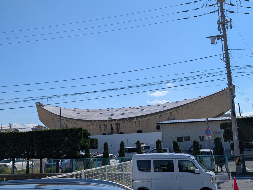 通りの向こうから見た、船の形のような体育館の全体