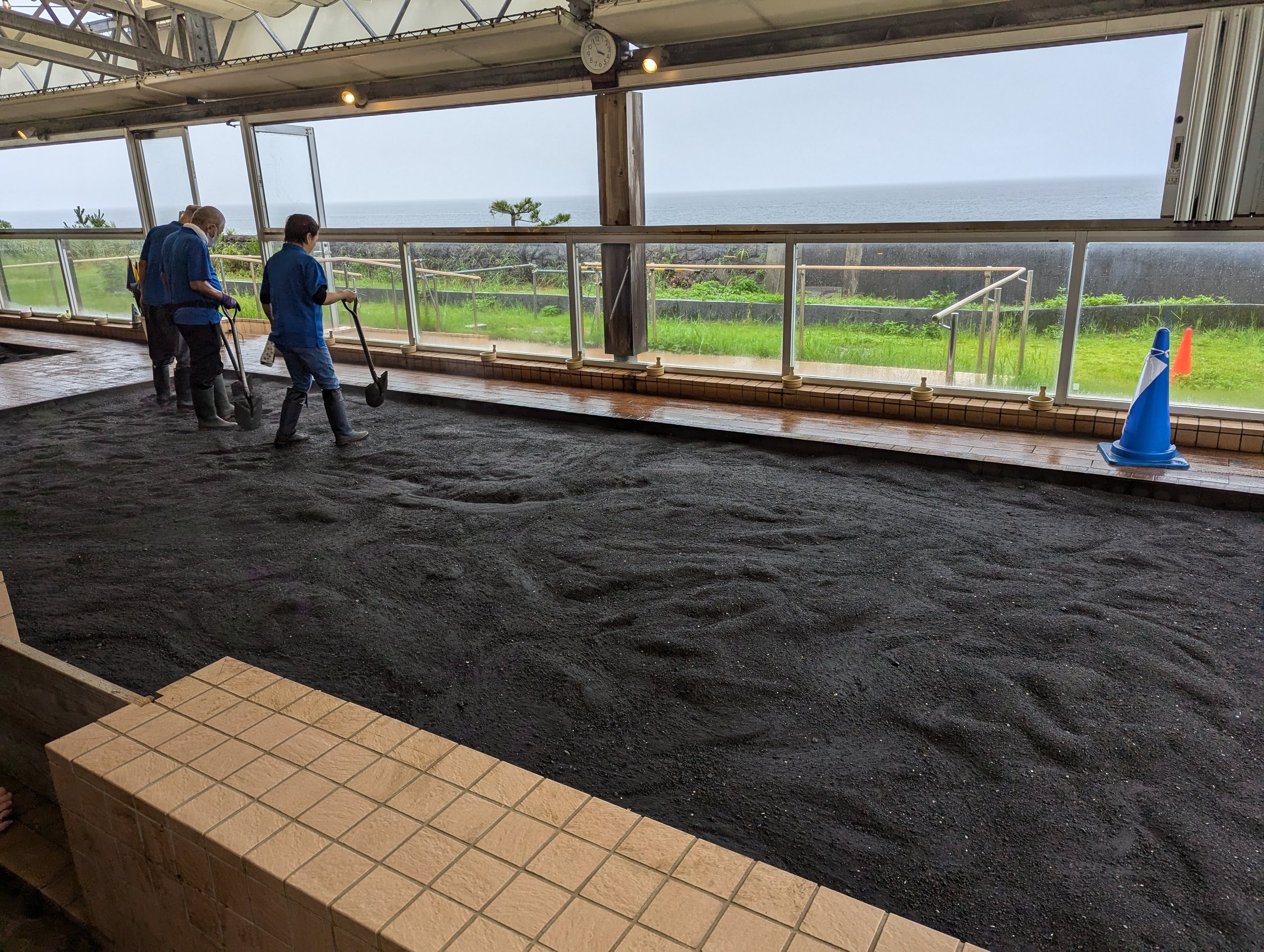 黒い砂が敷かれた、海沿いの砂むし場