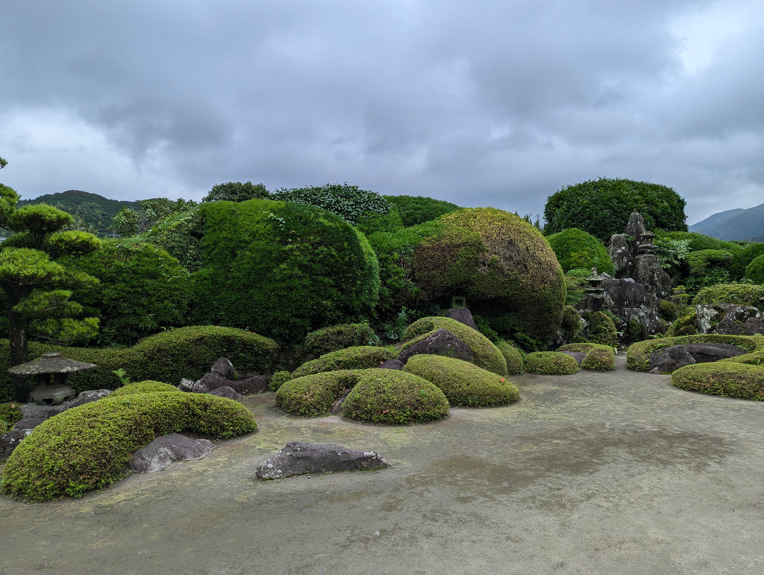 石と刈り込みで山や海を表した庭