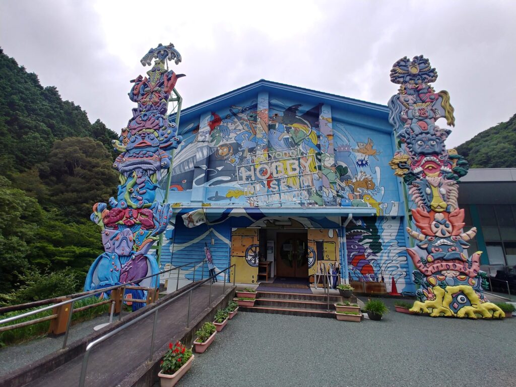 海洋堂ホビー館四万十のカラフルな外観