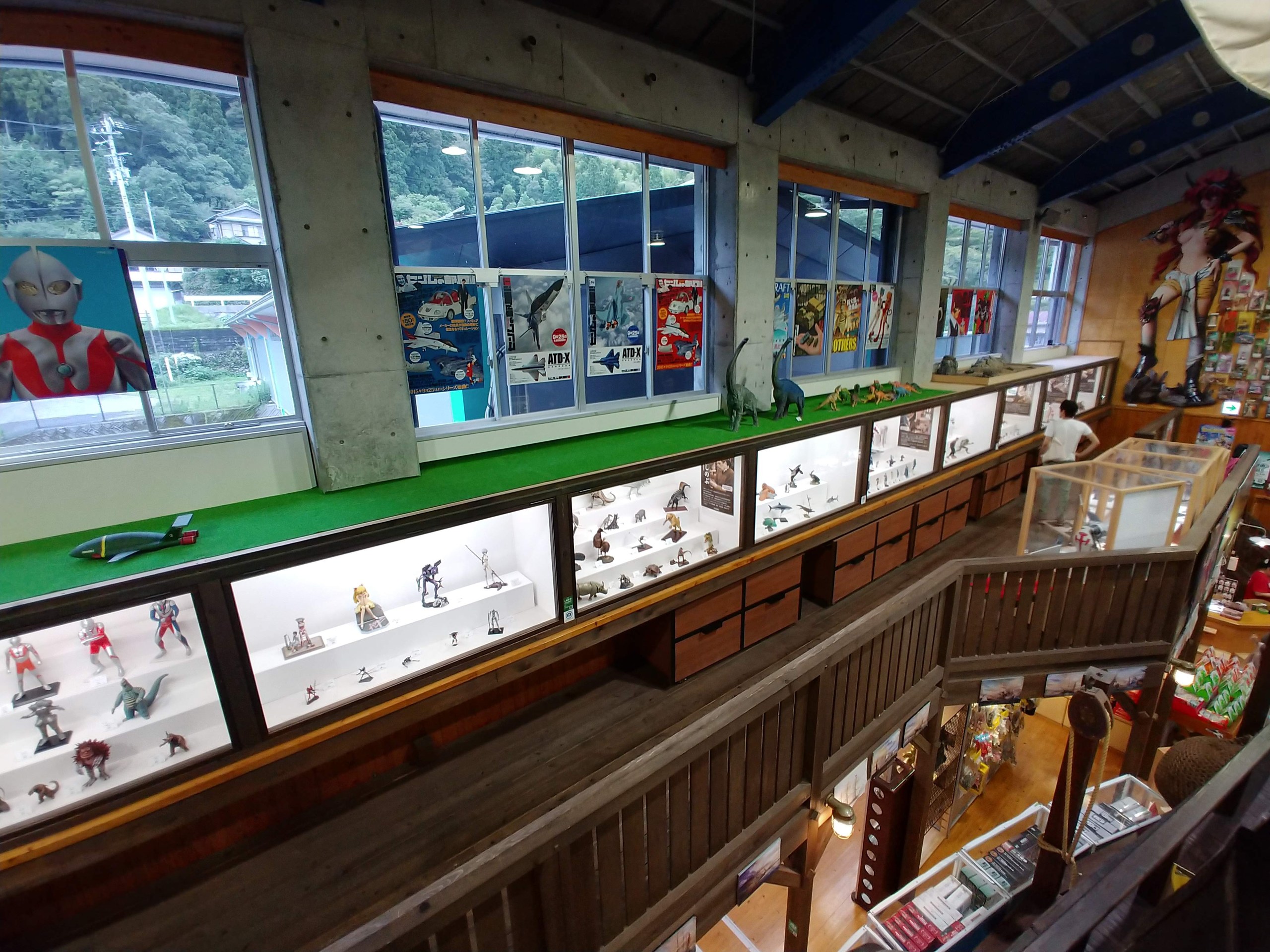 海洋堂ホビー館四万十の体育館のような展示室