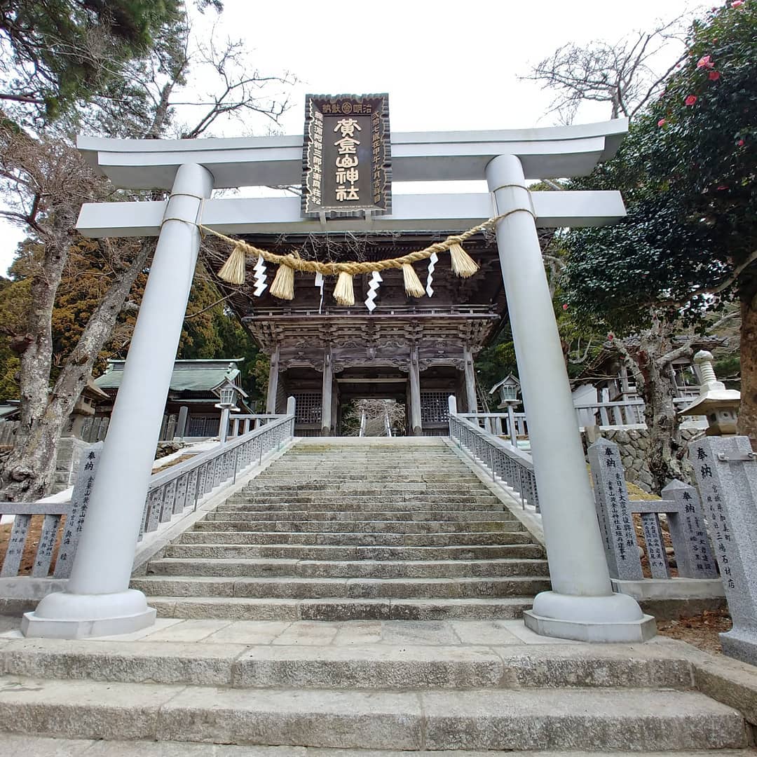 石の鳥居と石段の先にある黄金山神社の随神門
