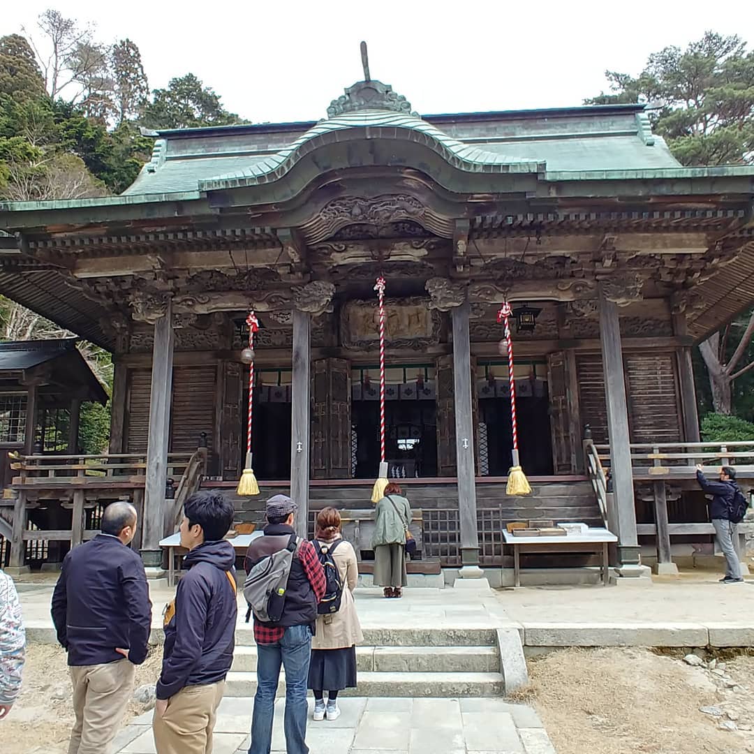 黄金山神社の拝殿と、お参りする人たち