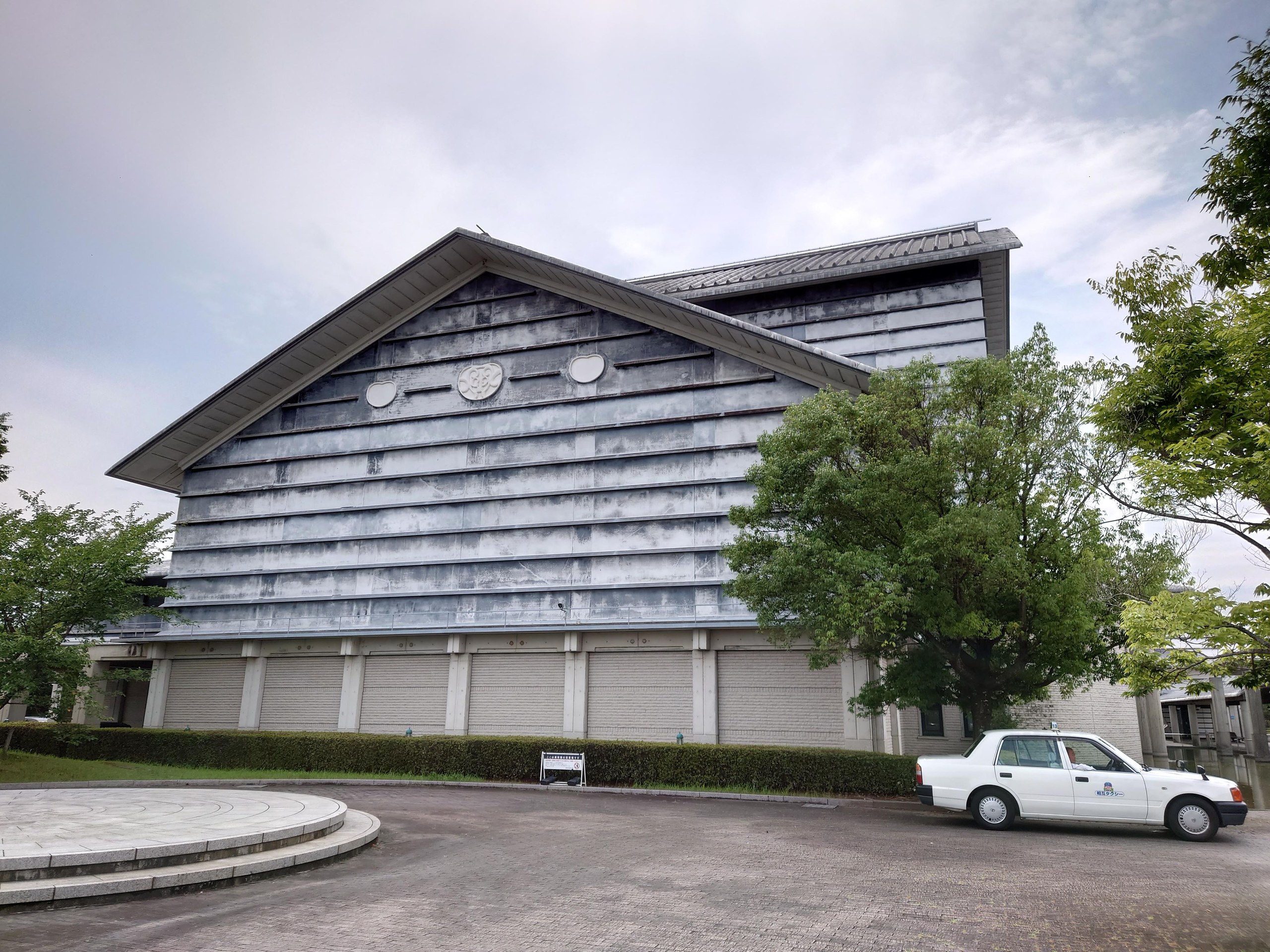 板張りの外壁と大きな屋根が特徴的な、高知県立美術館の建物