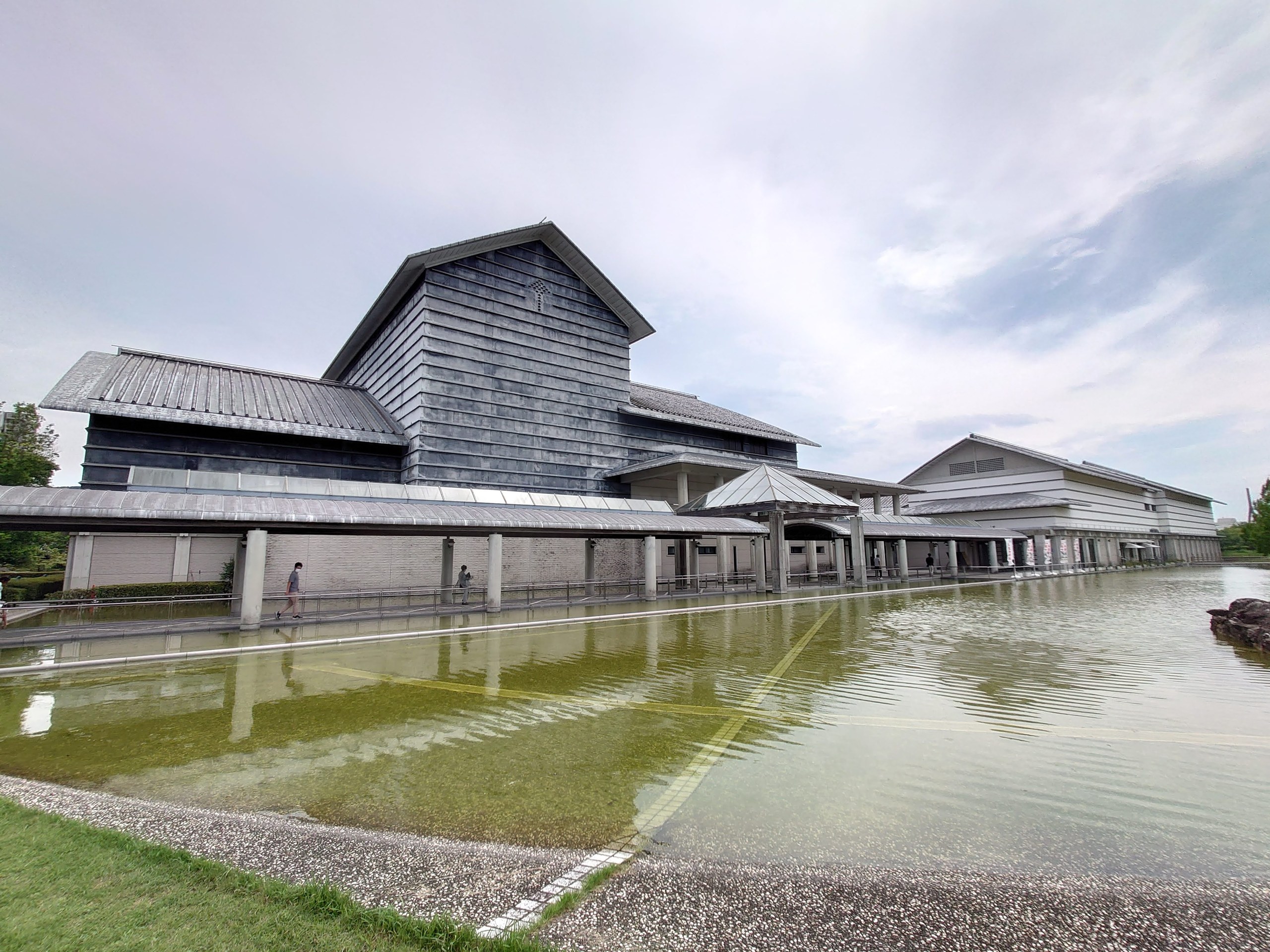 水盤に建物が映り込む、高知県立美術館の外観