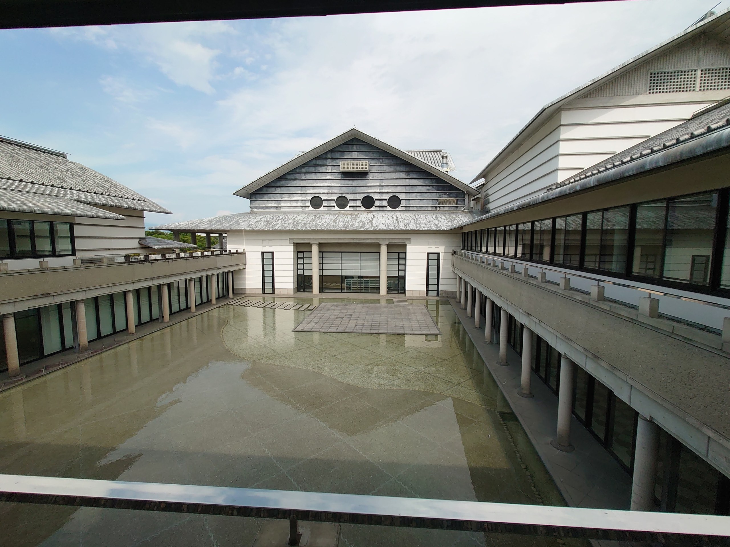 2階の回廊から見下ろした、水盤のある中庭