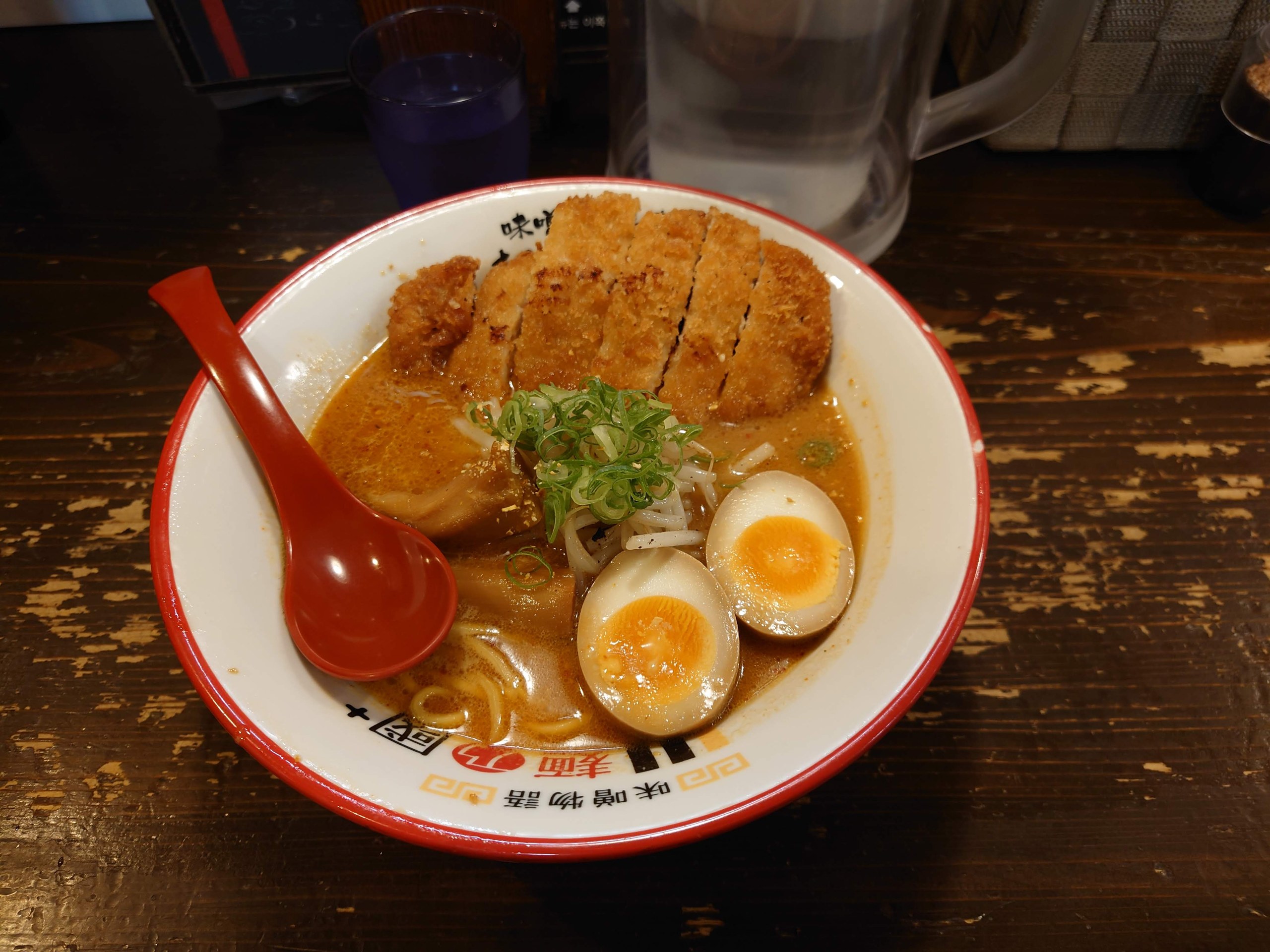 分厚いカツと煮卵がのったラーメン