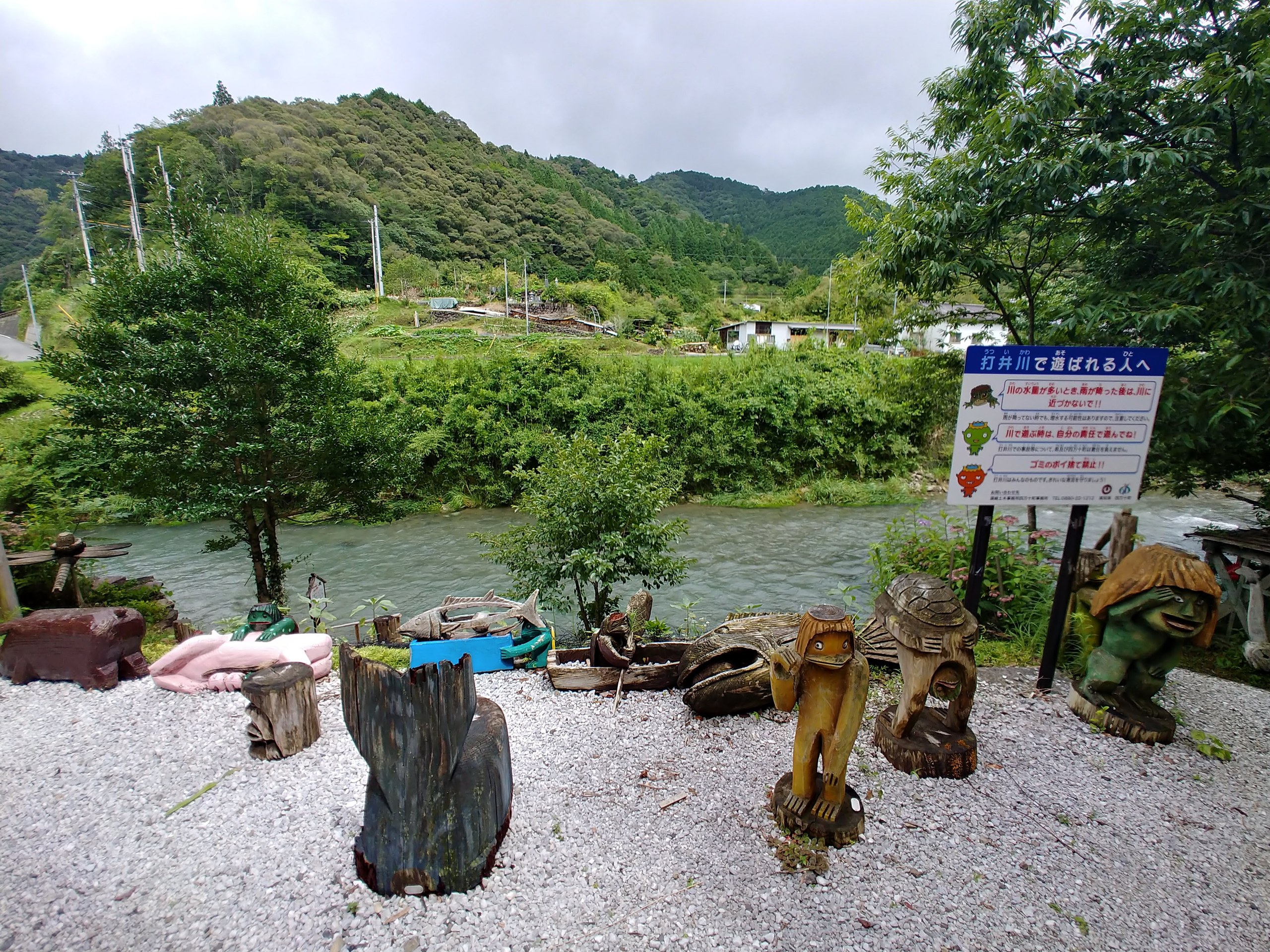 海洋堂かっぱ館の川沿いの庭のかっぱ