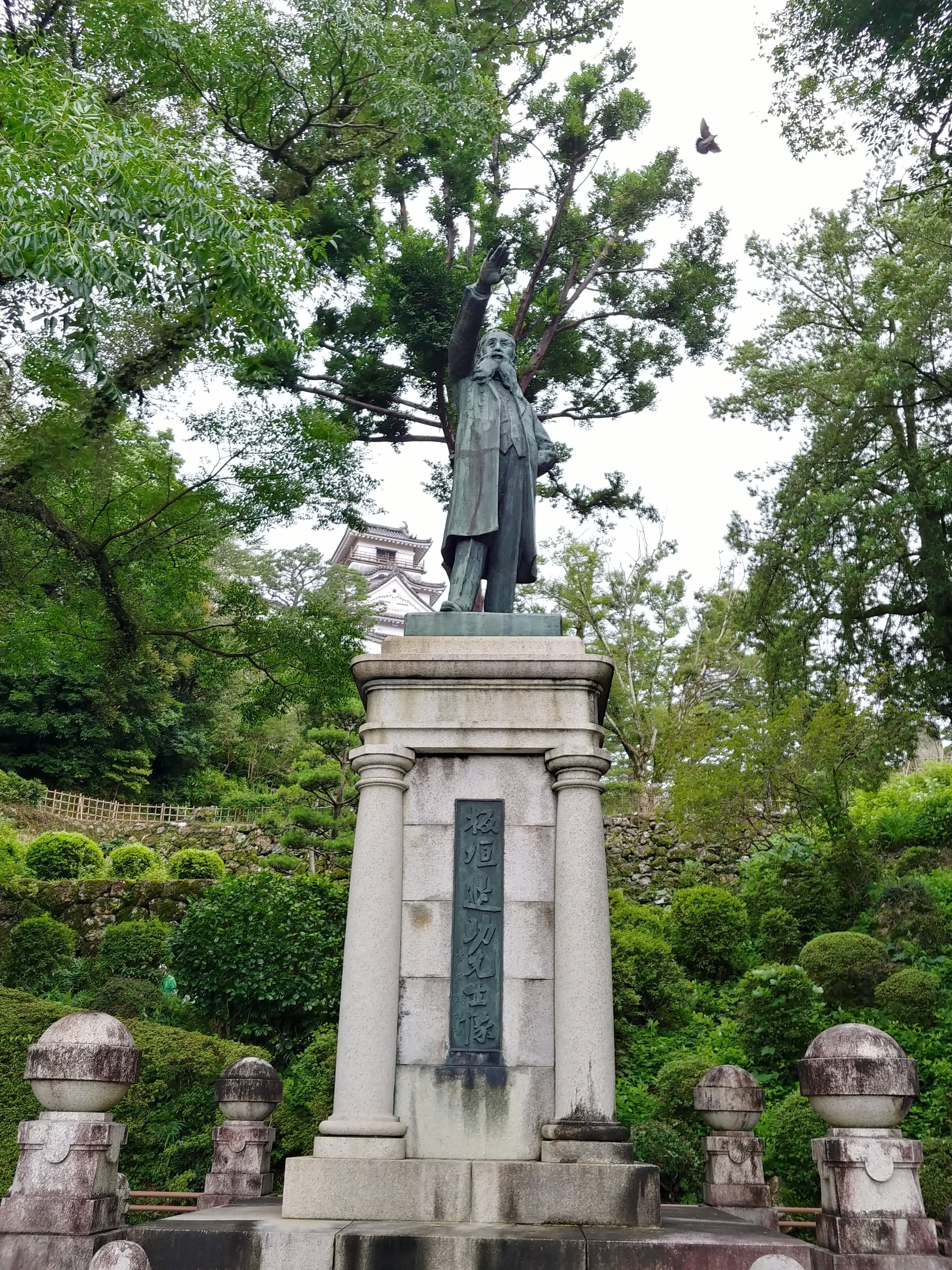 高知城の板垣退助の像
