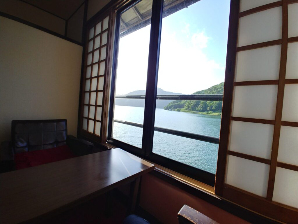 湖に面した窓がある、虹岳島荘の部屋の広縁