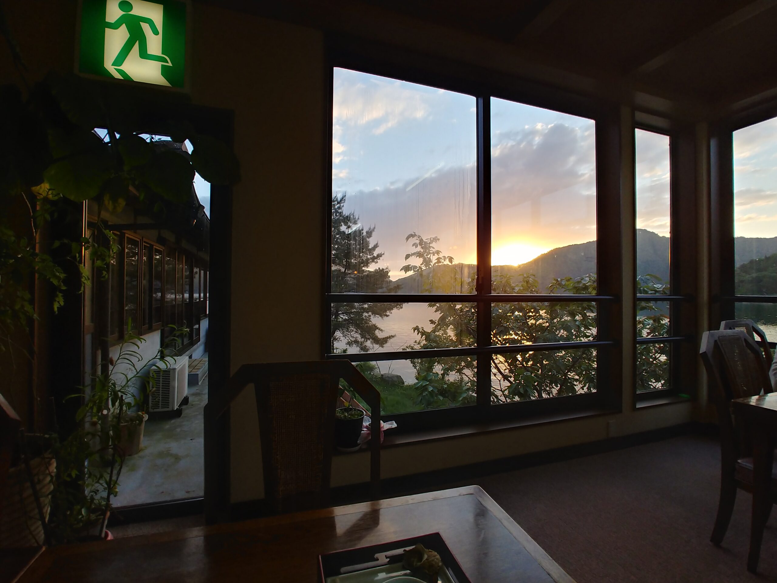 虹岳島荘の窓から見た、夕日と湖