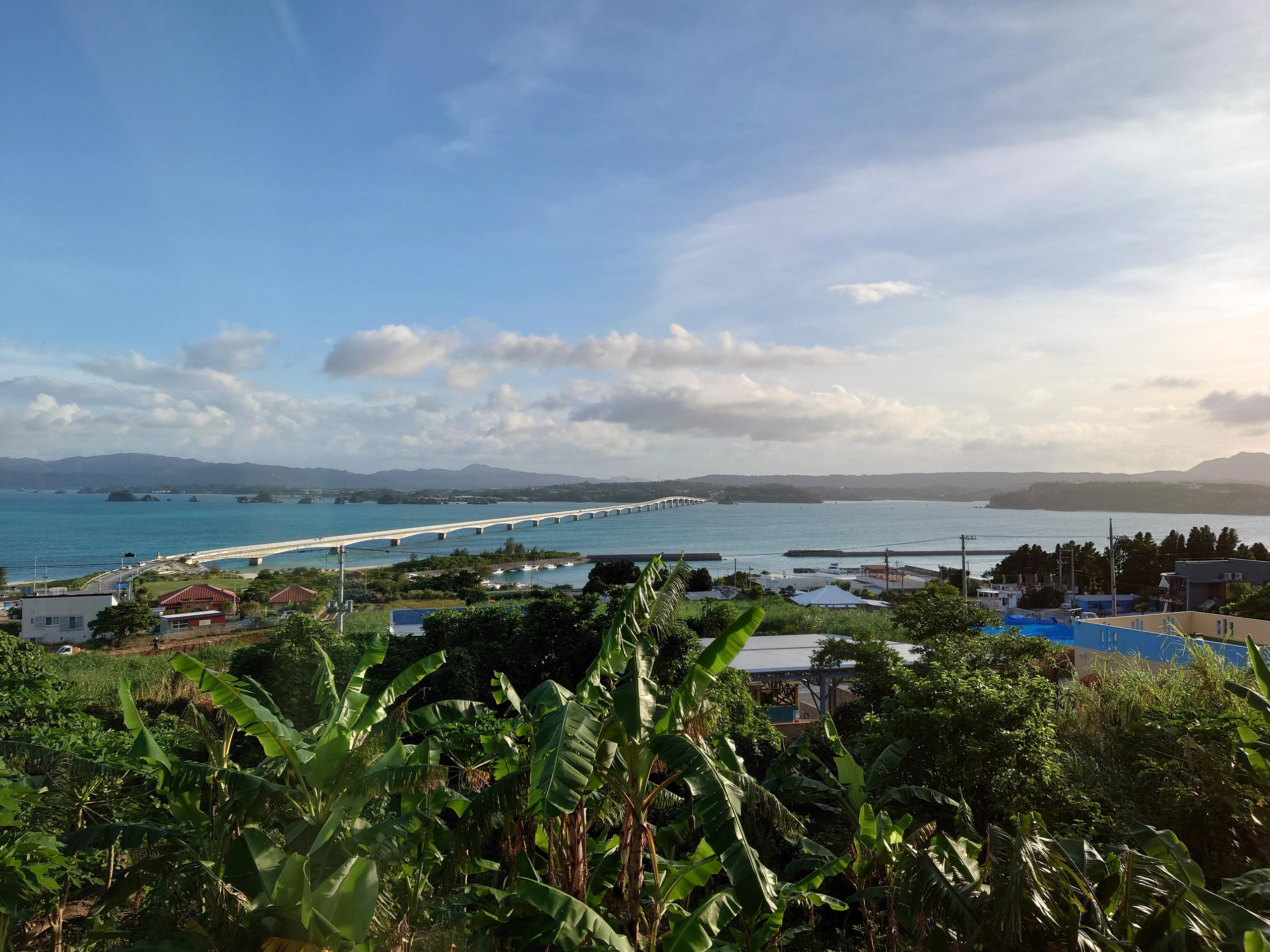宿から見た古宇利大橋と海
