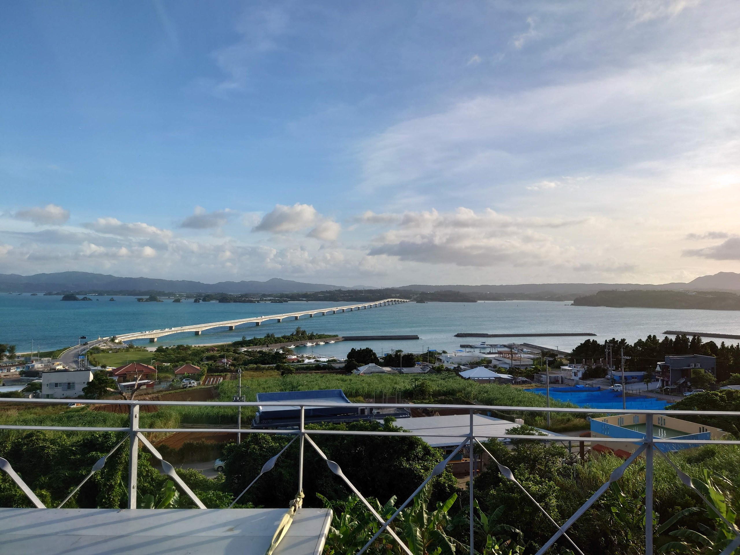 古宇利大橋と海と島の集落