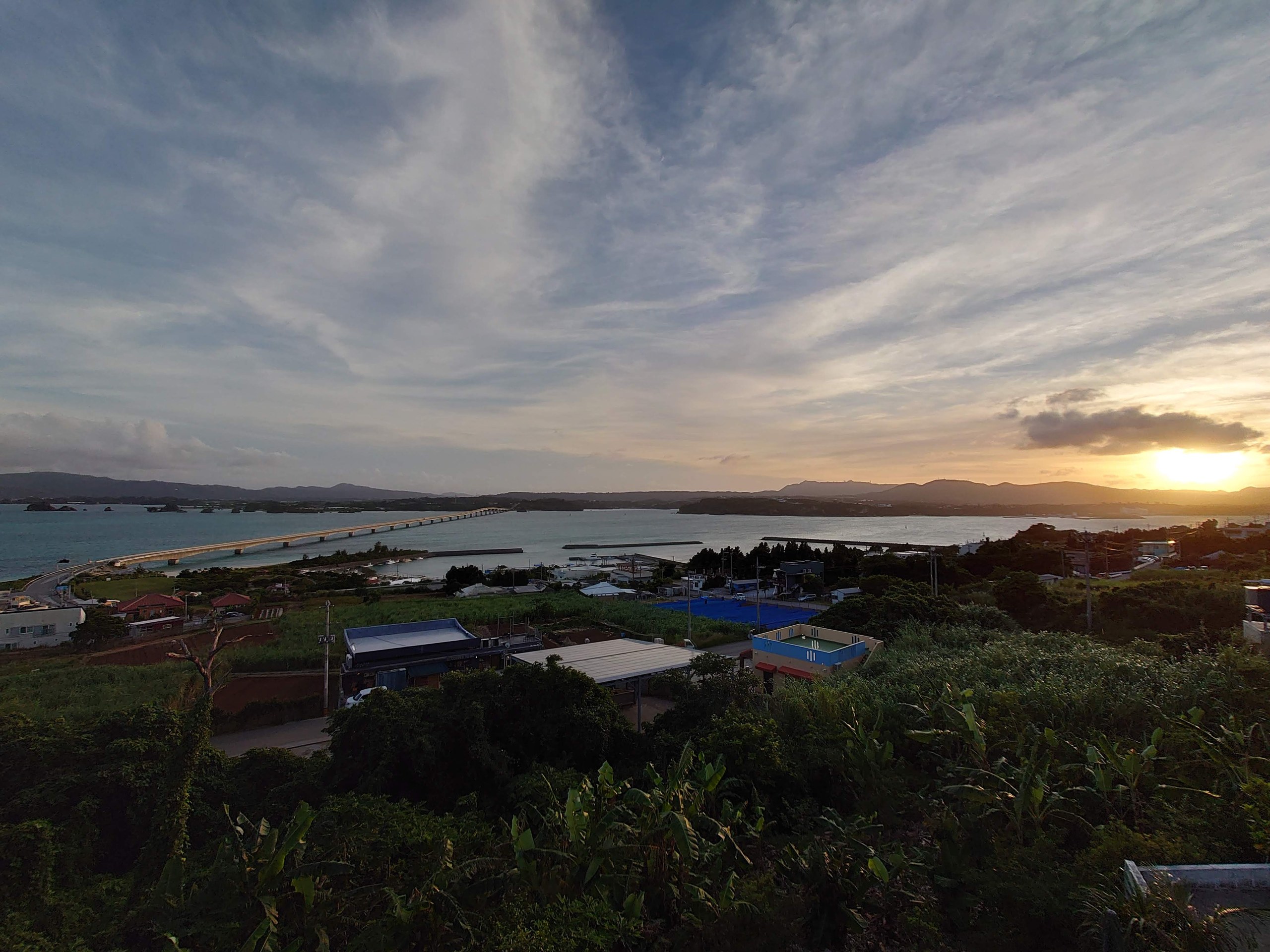 古宇利大橋の向こうに沈む夕日