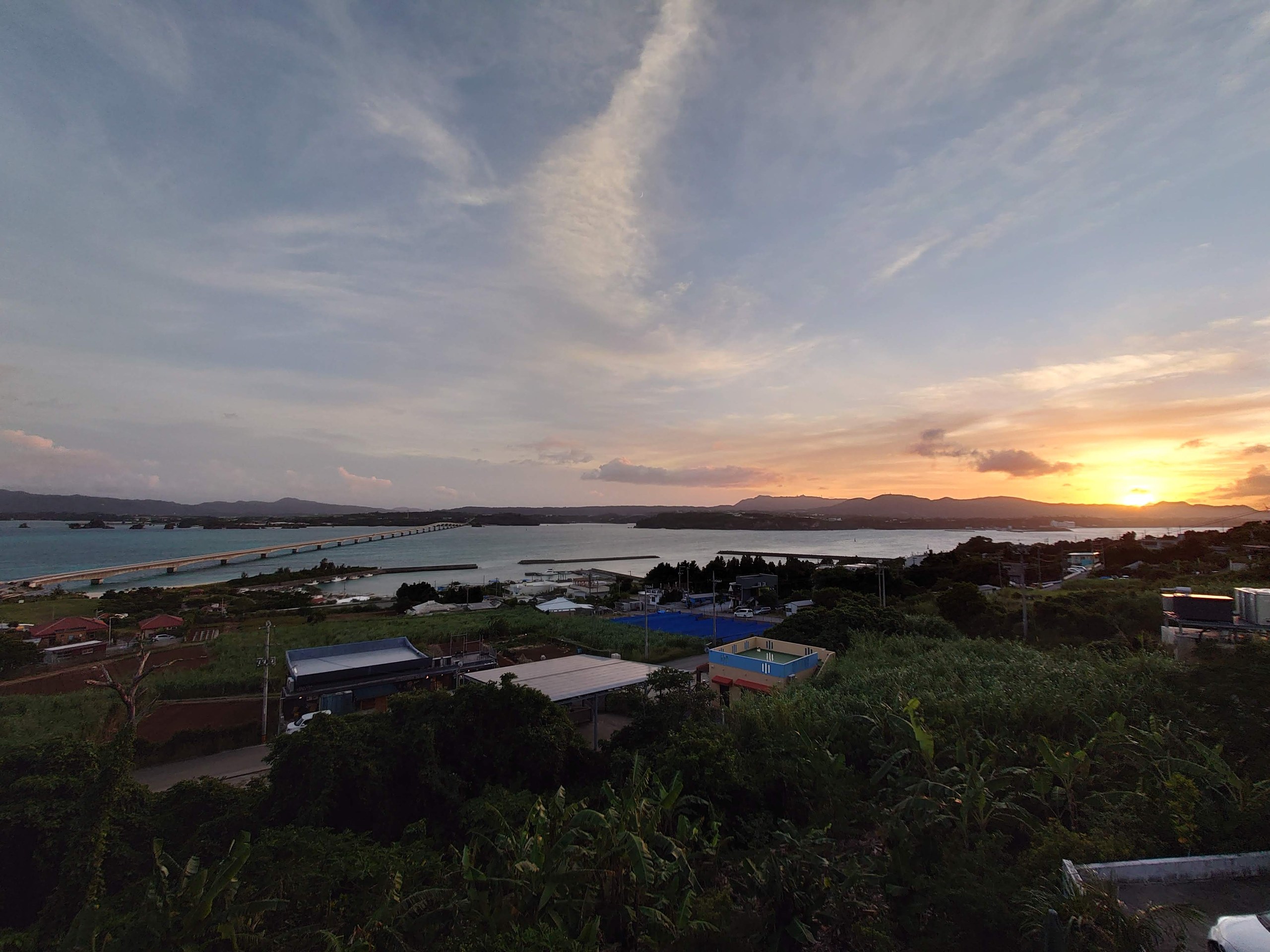 夕焼けの海と島