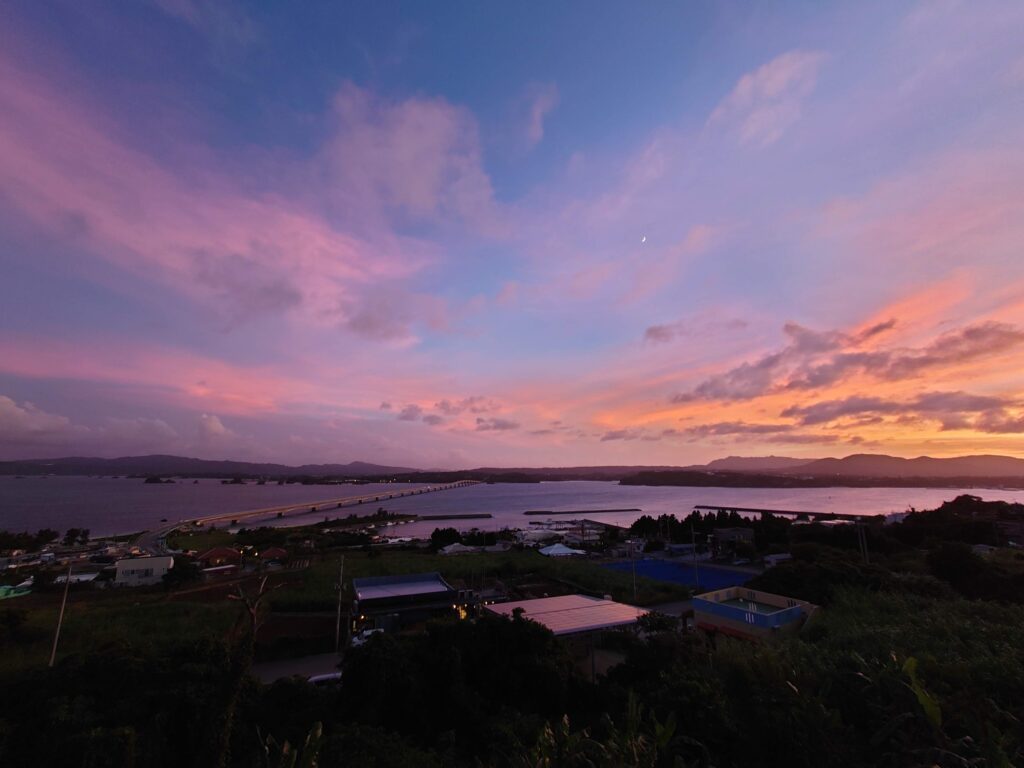 紫とピンクの夕焼けの空