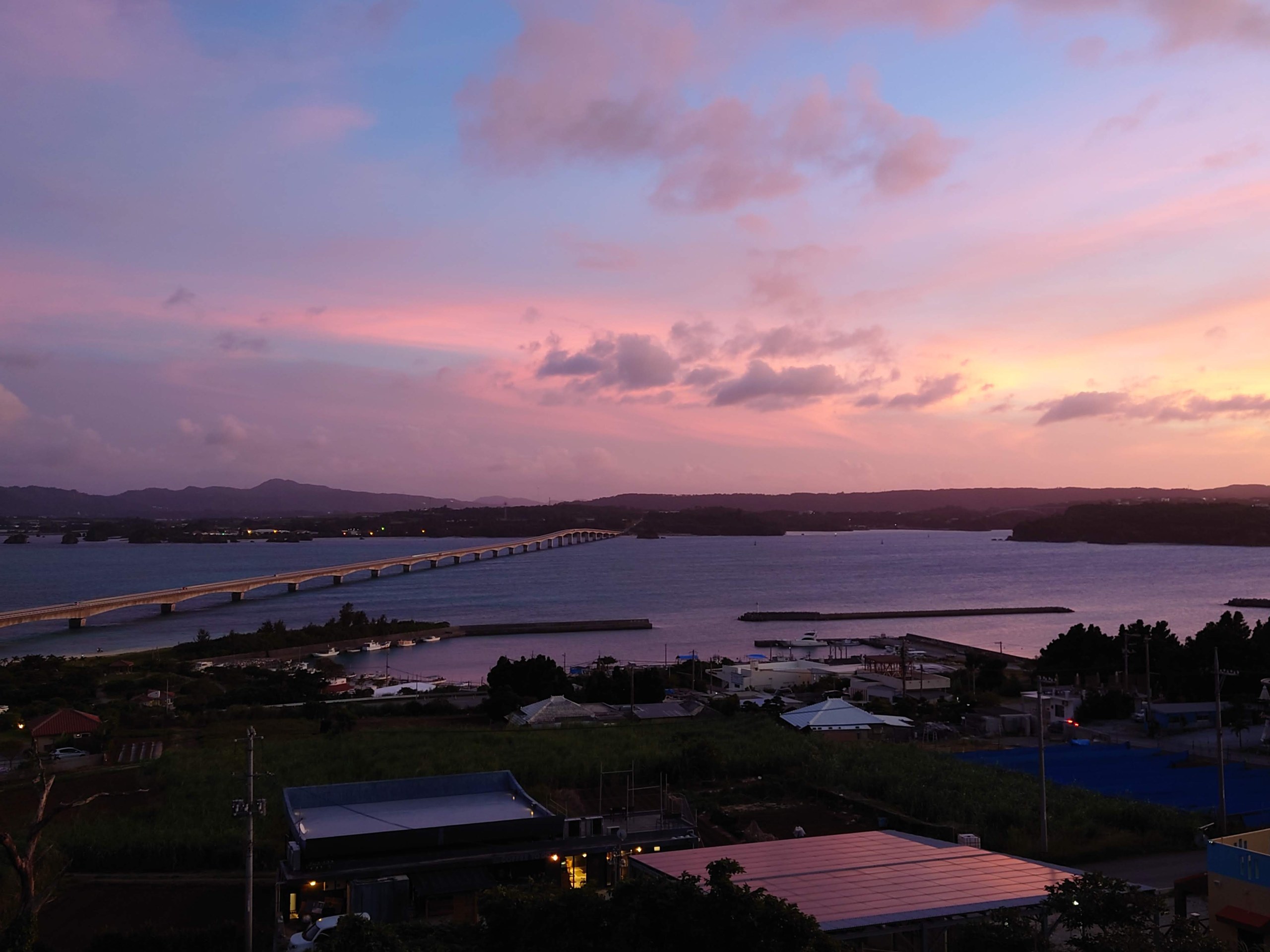 夕焼けの空と古宇利大橋