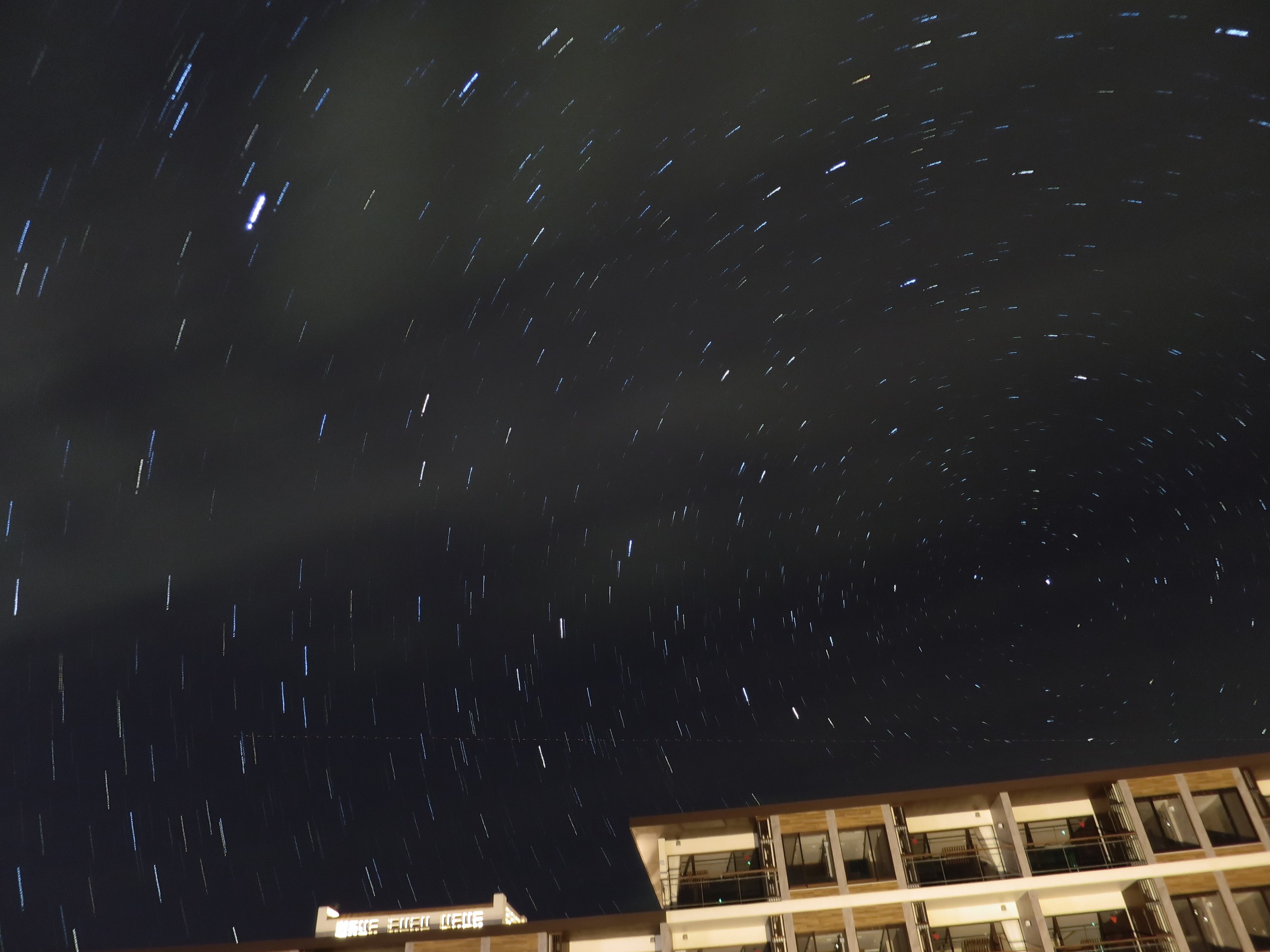 星の軌跡が写った夜空