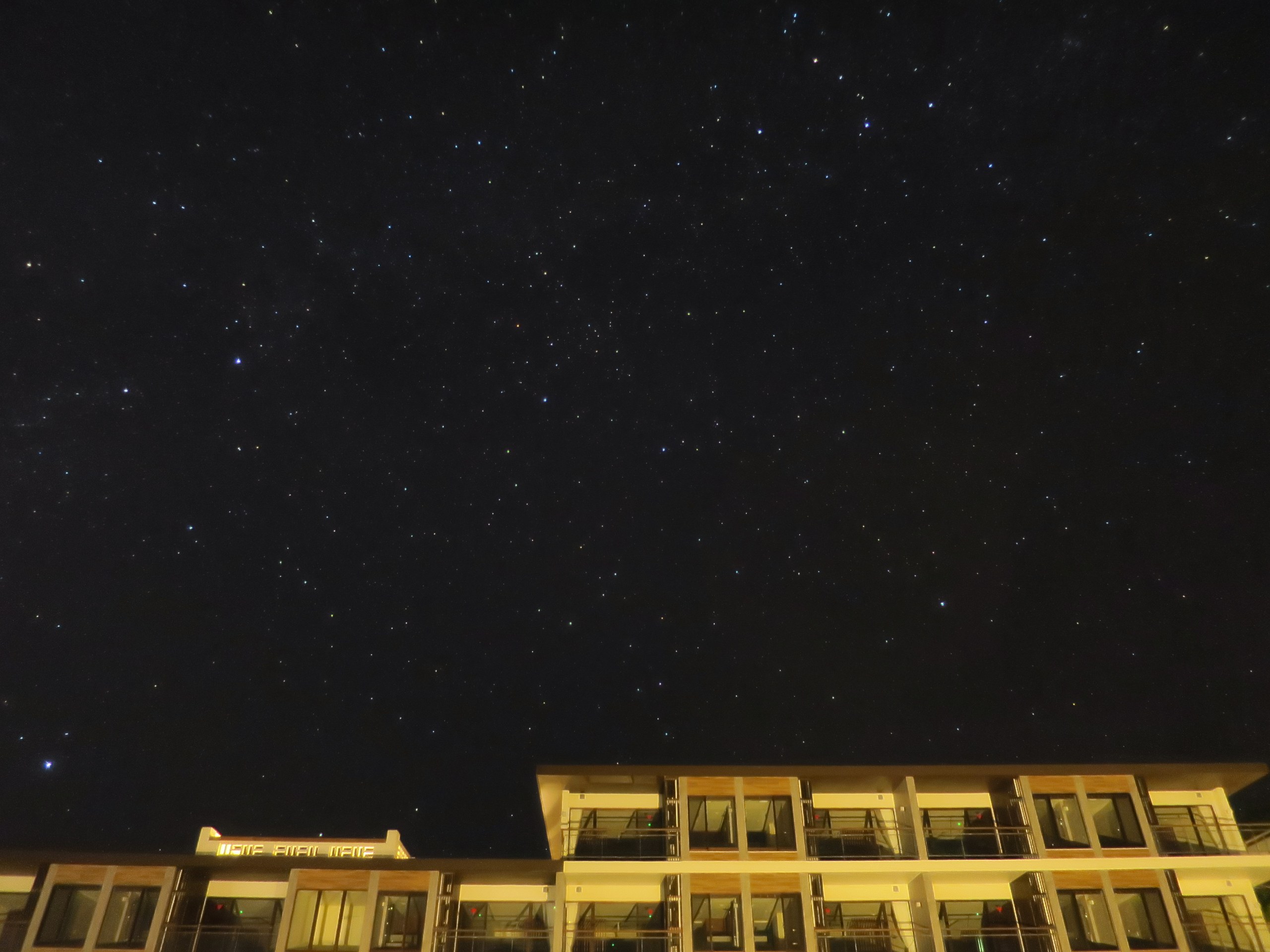 建物の上に広がる星空